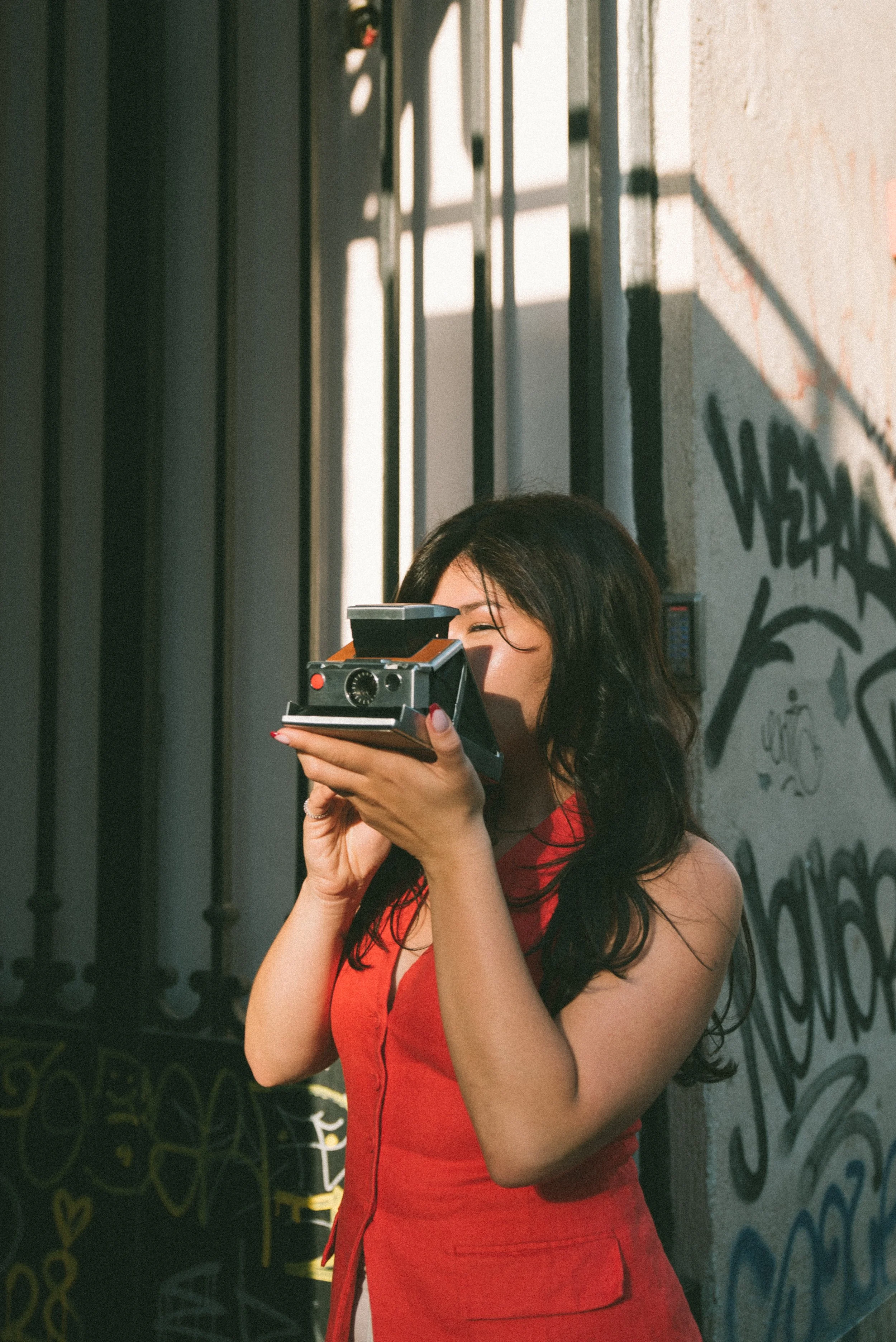 Rotterdam based female photographer that focues on people, connections and branding photoshoots and videography.