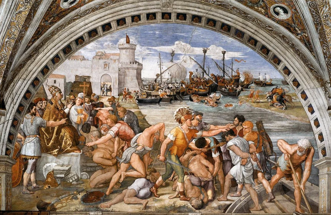 Rievocazione storica della battaglia di Milvio con soldati romani e barbari, scene di combattimento e navi in un porto, architettura classica con un arco decorato.