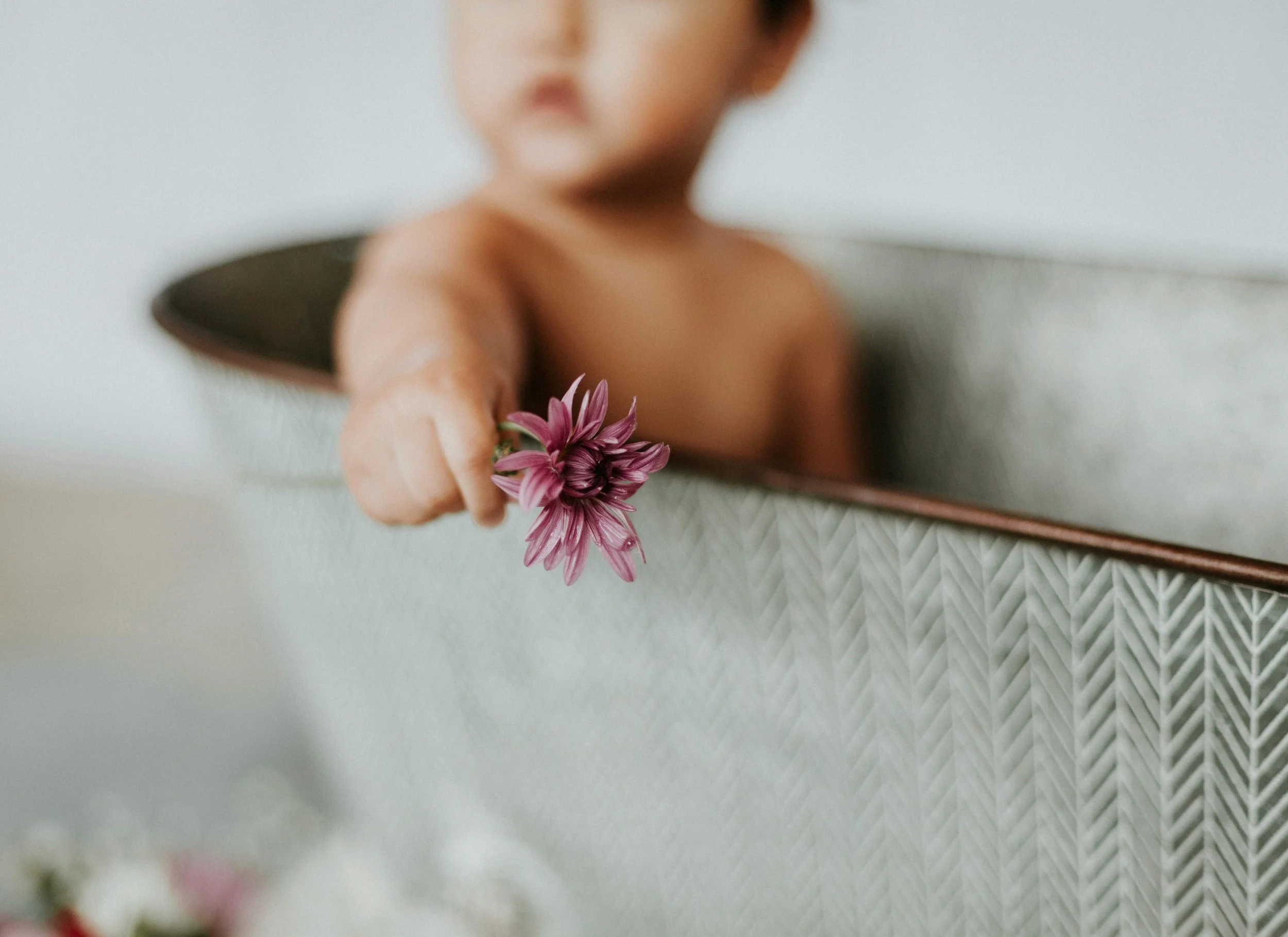 Baby geniet van een warm badje tijdens de mama baby spa