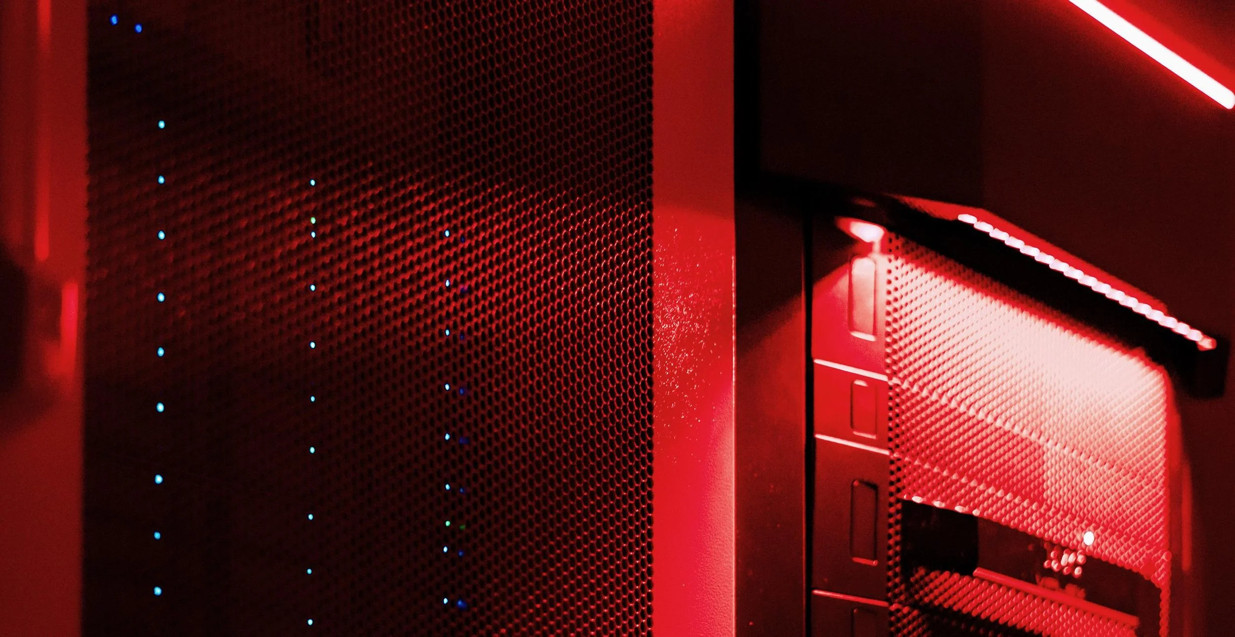 Serverschrank mit roter Beleuchtung
