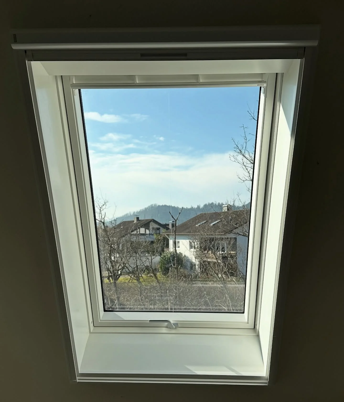Mehr Licht, mehr Komfort! ☀️✨VELUX Dachfenster mit Kunststoff-Innenfutter sorgt f&uuml;r eine pflegeleichte und stilvolle L&ouml;sung &ndash; perfekt f&uuml;r jede Wohnsituation. In Kombination mit dem Insektenschutz-Rollo genie&szlig;t du frische Lu