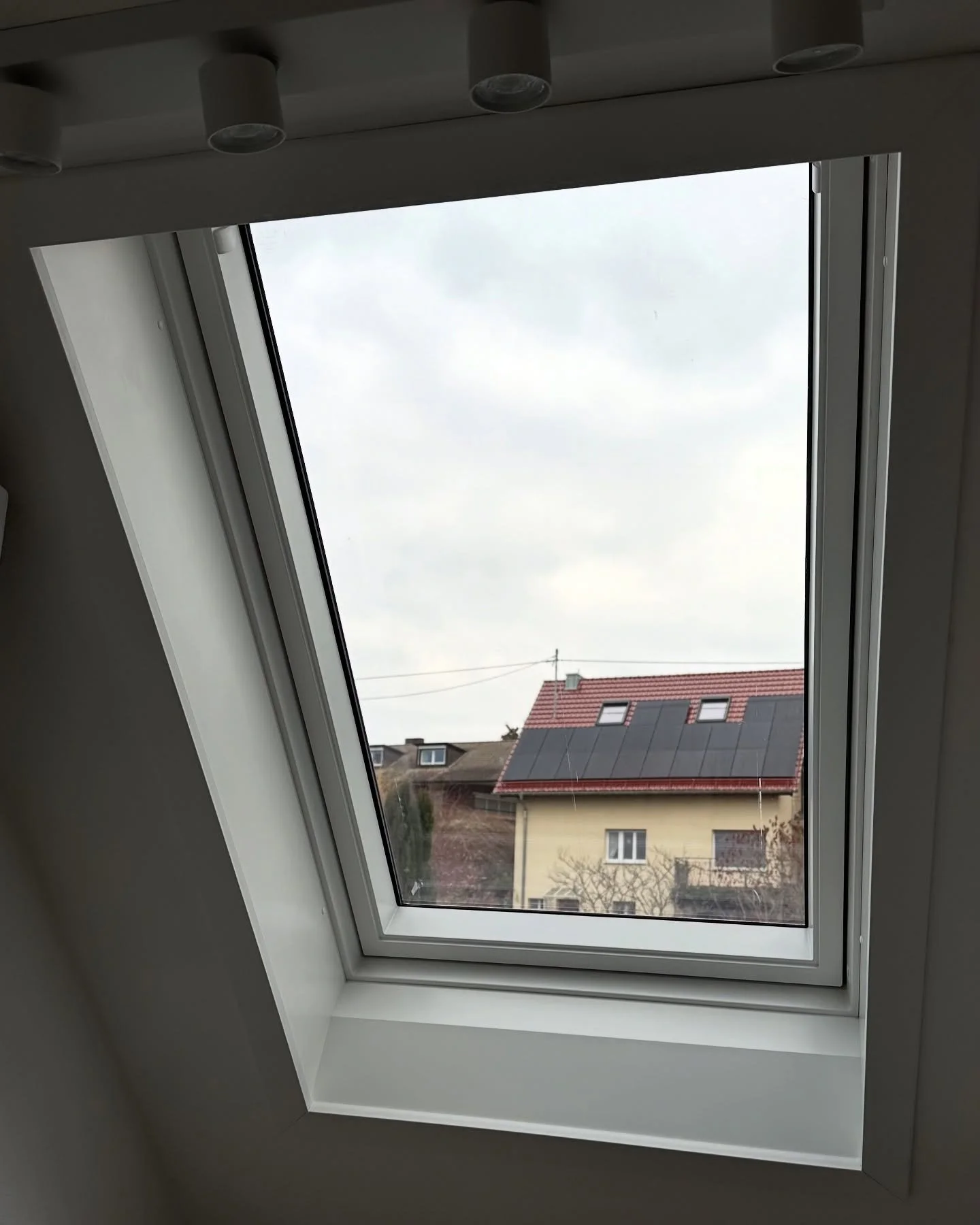 ✨ Mehr Licht, mehr Komfort! ✨

Wir haben ein altes Dachfenster durch ein neues, energieeffizientes Modell ersetzt &ndash; inklusive hochwertigem Innenfutter aus pflegeleichtem Kunststoff. Perfekte Optik, bessere Isolierung und einfach zu reinigen!

?