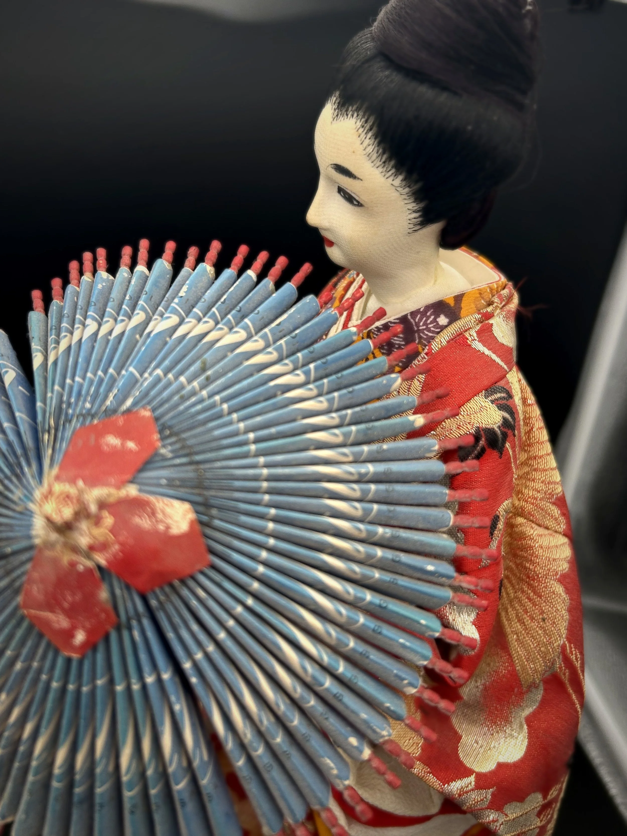 Tsukiko_05_Profile_with_Parasol.jpg