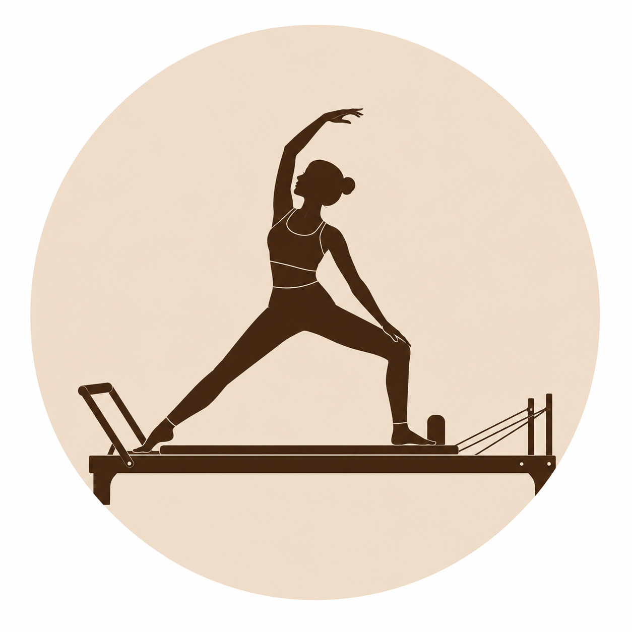 Silhouet van een vrouw die yoga doet op een reformer pilatesapparaat, met een beige cirkel als achtergrond.