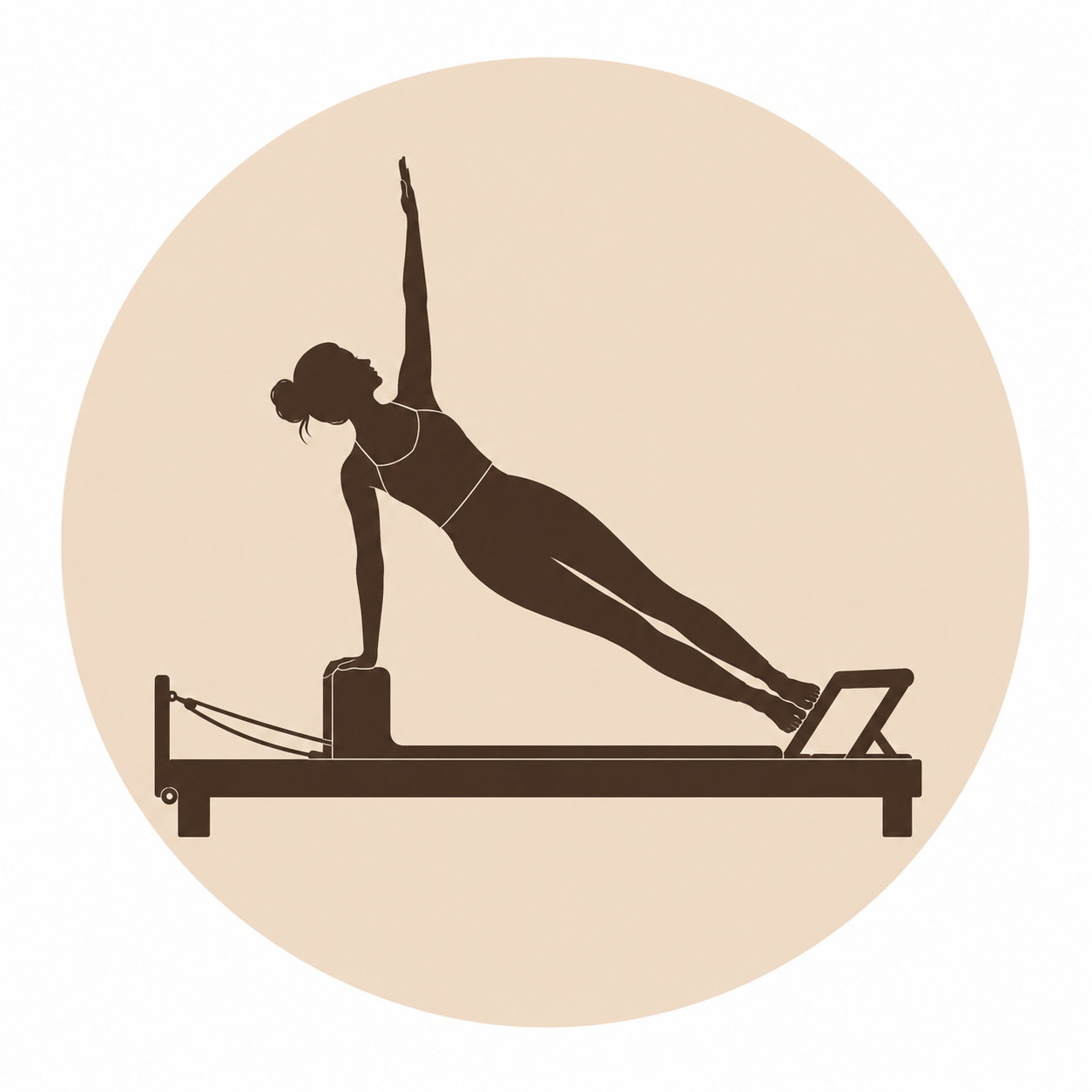 Silhouet van een persoon die yoga doet op een reformer Pilates-machine, in zijaanzicht, binnen een lichtbeige cirkel.