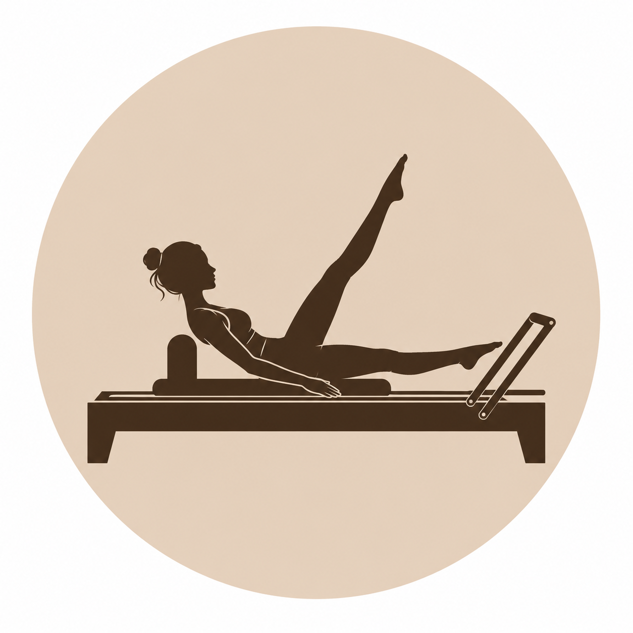 Silhouet van een vrouw die Pilates doet op een reformer oefenapparaat.