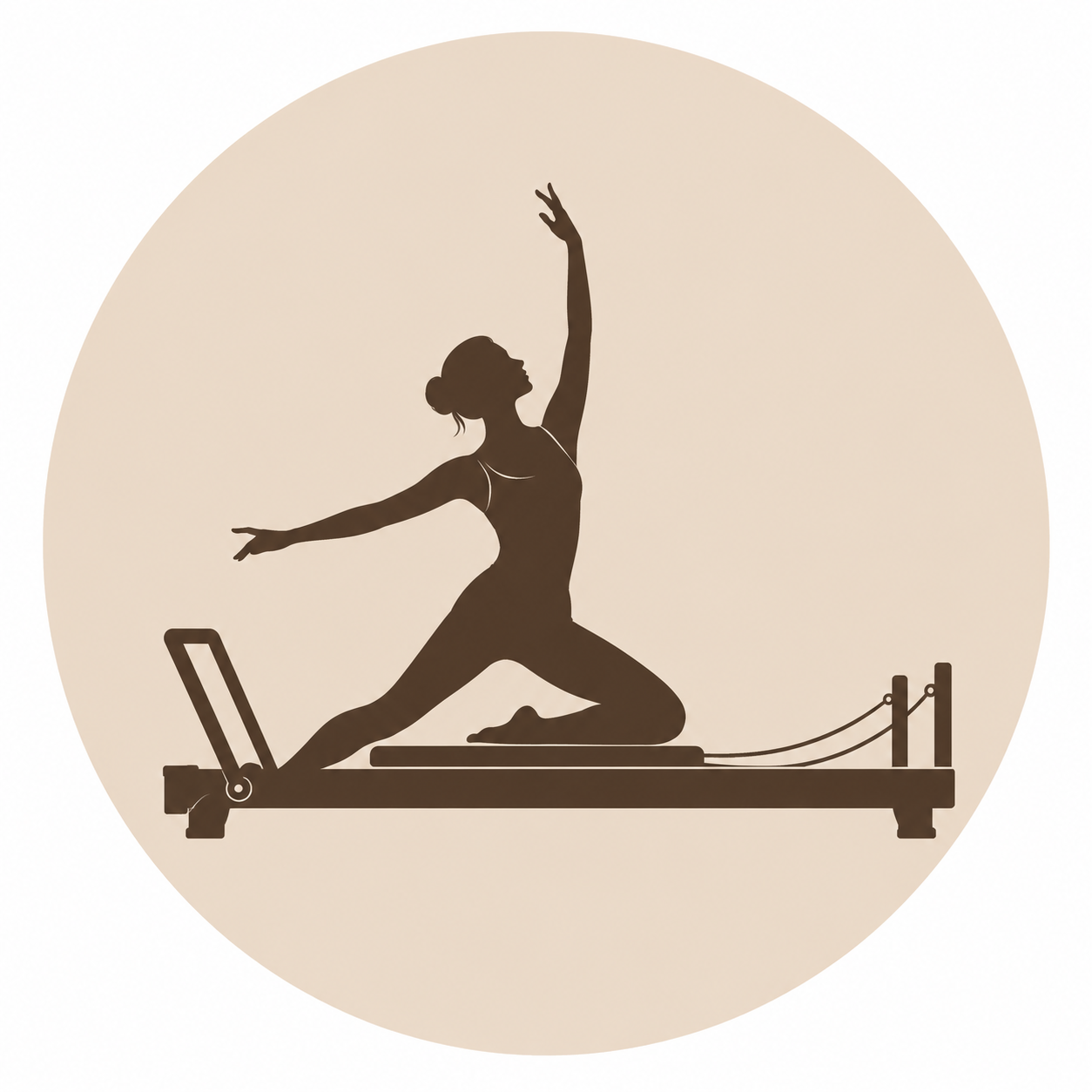 Silhouet van een vrouw die op een reformer Pilates-apparaat oefeningen doet, met een cirkelvormige beige achtergrond.