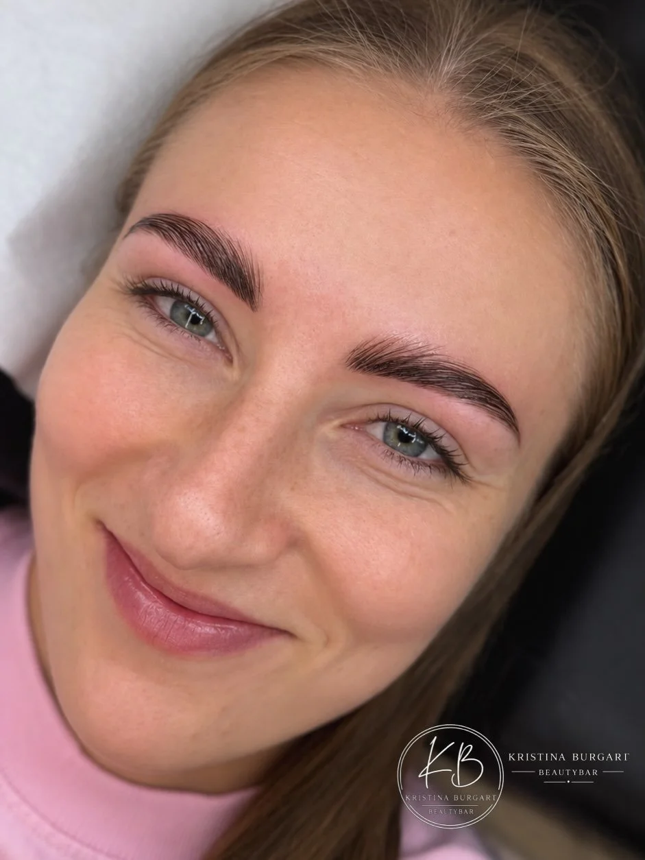 Vorher ➡️ Nachher 😍
Ein Browlifting kann so viel ver&auml;ndern &ndash; nat&uuml;rliche H&auml;rchen, aber eine ganz neue Wirkung 🤎
gearbeitet wurde mit Firma @zolabeautyconnect und @inlei 

bei Interesse 👉📱
📍Schwaigern 
#browlift #heilbronn #au