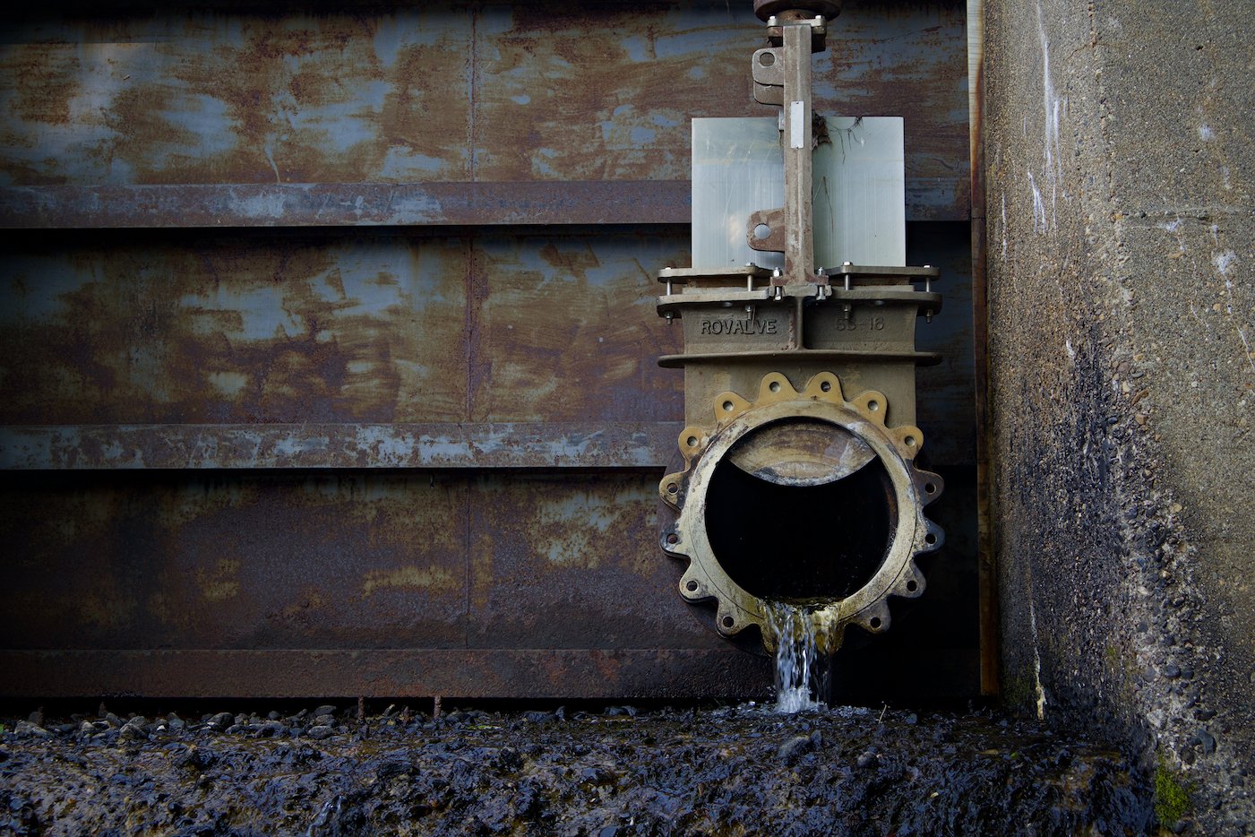 Dam overflow valve