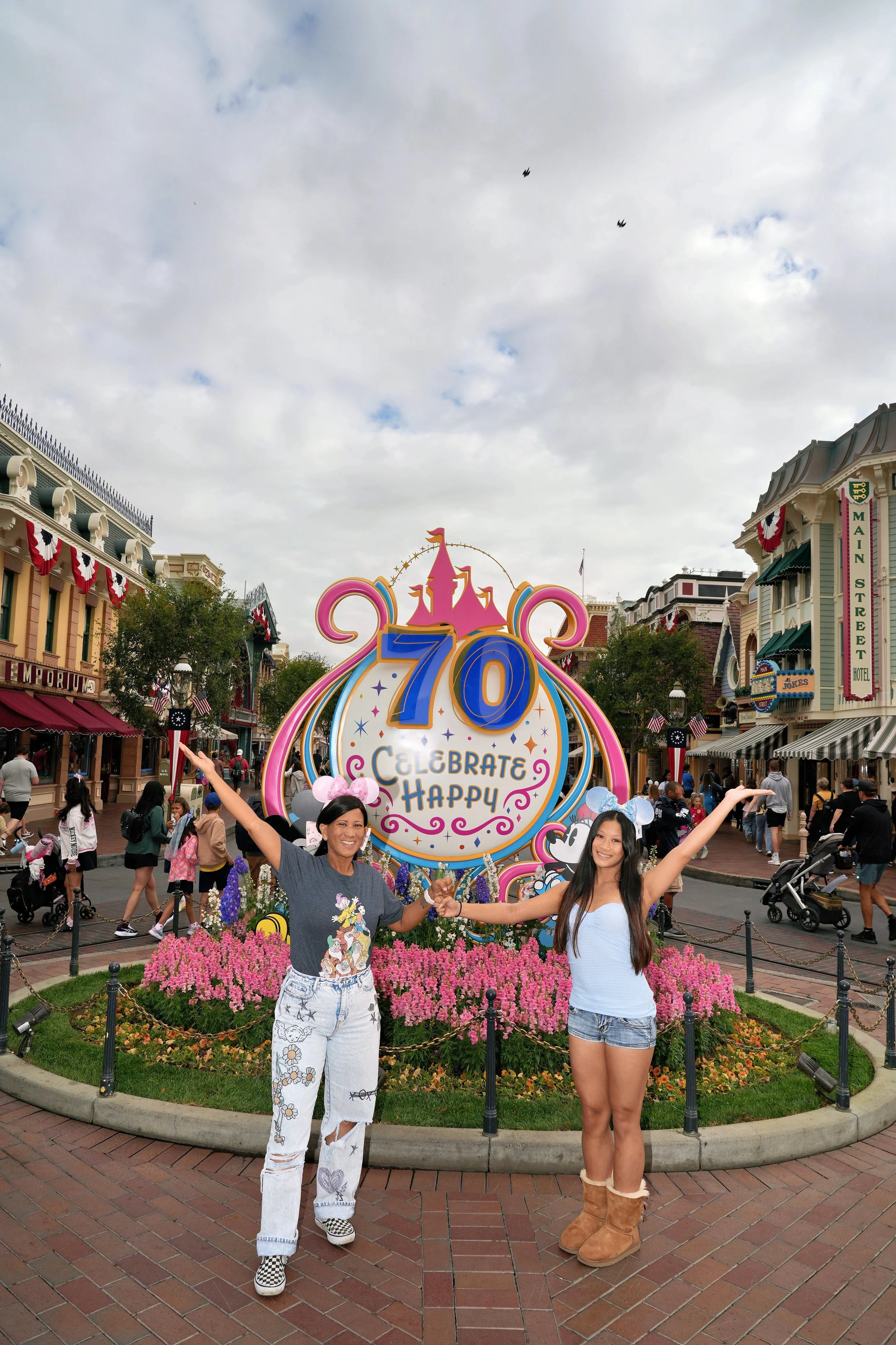 ✨ Visiting Disneyland for the first time, or just need a refresher? ✨