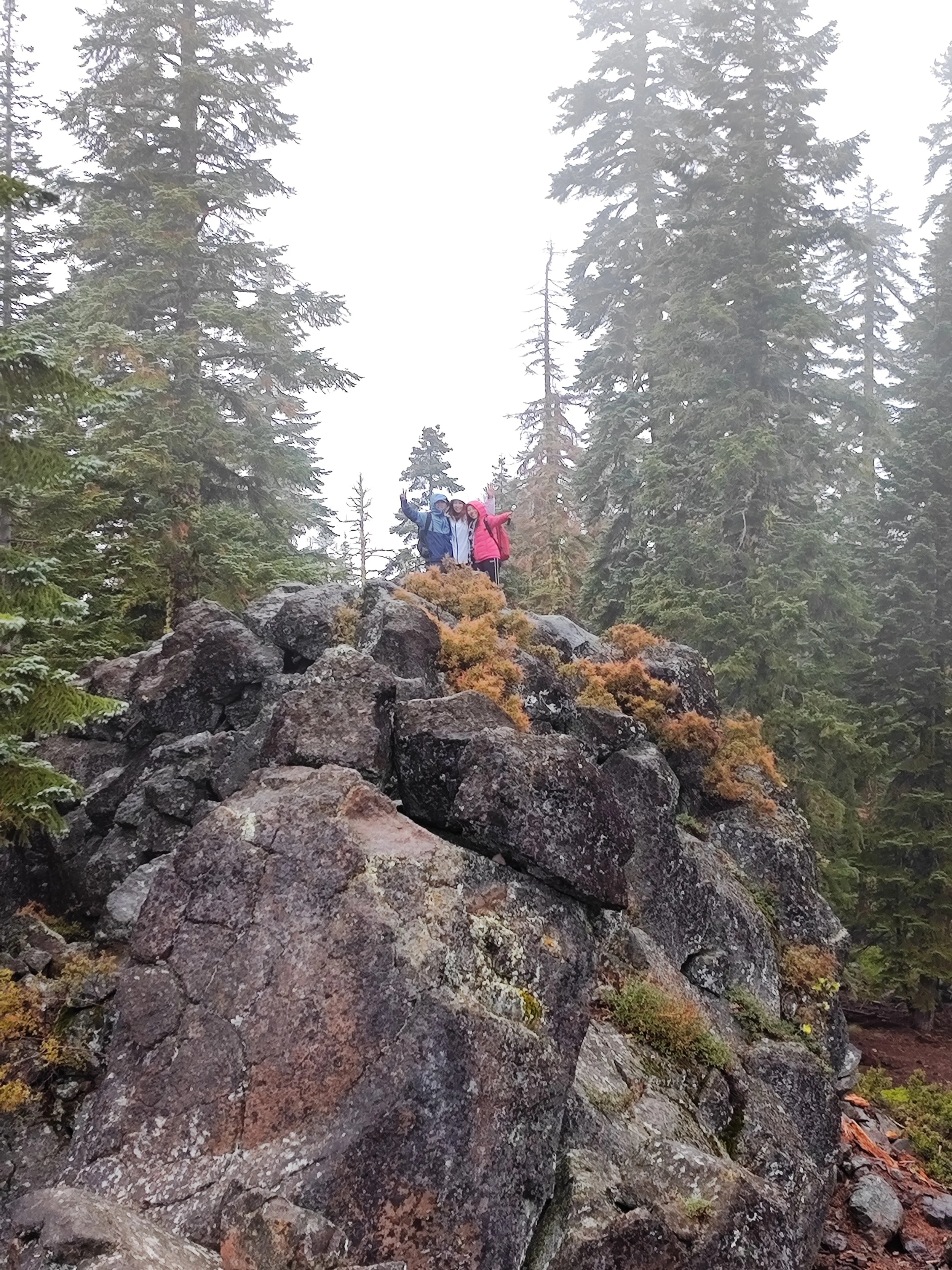 揚升大石 ascension rock in mount shasta