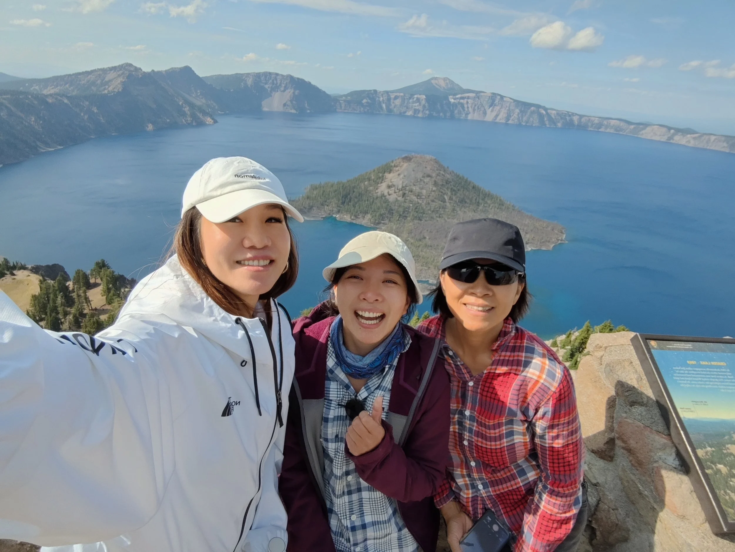 Crater lake in Oregon. 火山口湖