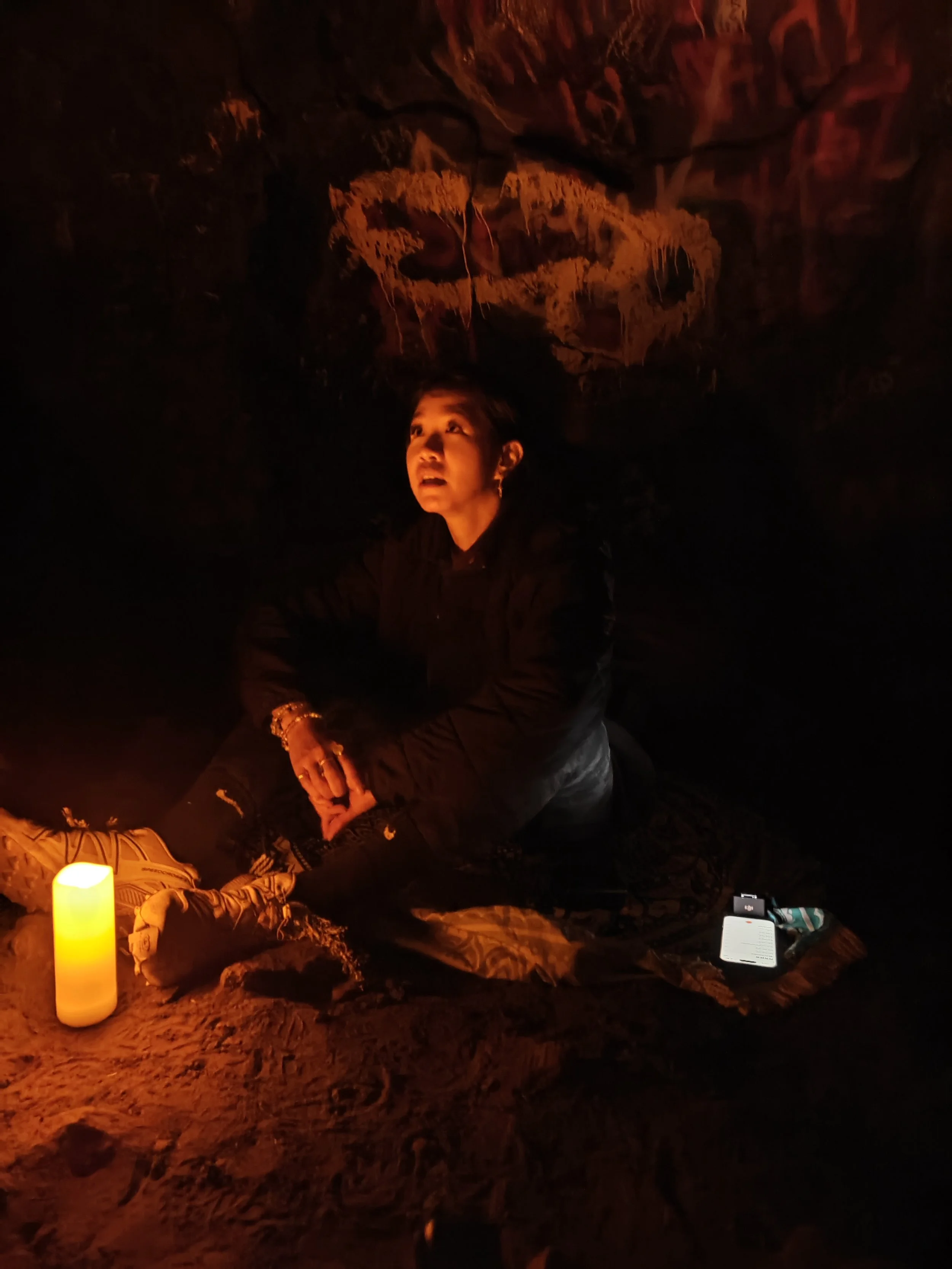 Meditation in Pluto Cave. 冥王洞的冥想