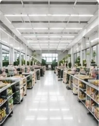 Intérieur d'une épicerie ou d'un supermarché avec rayons de produits et espace central lumineux.