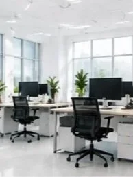 Administratif de bureau moderne avec plusieurs postes de travail, chaises ergonomiques, grands fenêtres avec vue, et plantes décoratives.