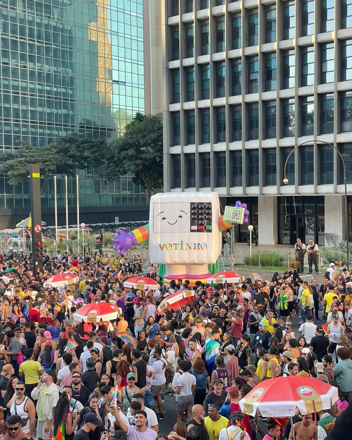 A 30&ordf; Parada do Orgulho LGBT+ de SP foi linda e gigante, igual a mim! ✨

Foi uma honra ser embaixador da @paradasp e quem passou pela Avenida Paulista com certeza me viu de longe! Siiiim, agora tamb&eacute;m sou conhecido como Vot&atilde;o! 

📍