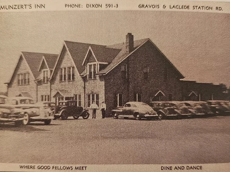 A black and white photo of Munzert's Inn with old cars parked in front.