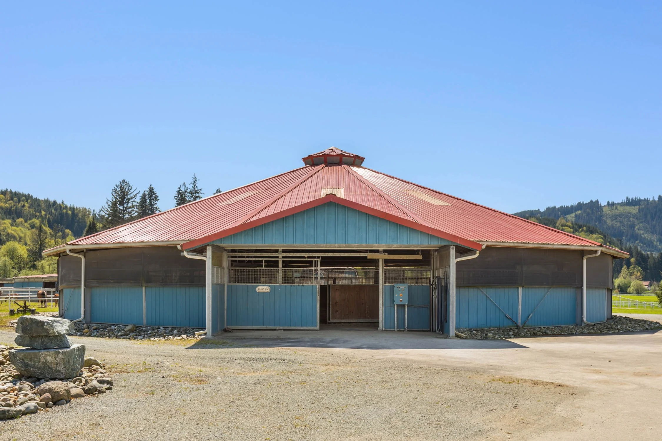 Covered Round Pen with 8 Horse Walker.jpg