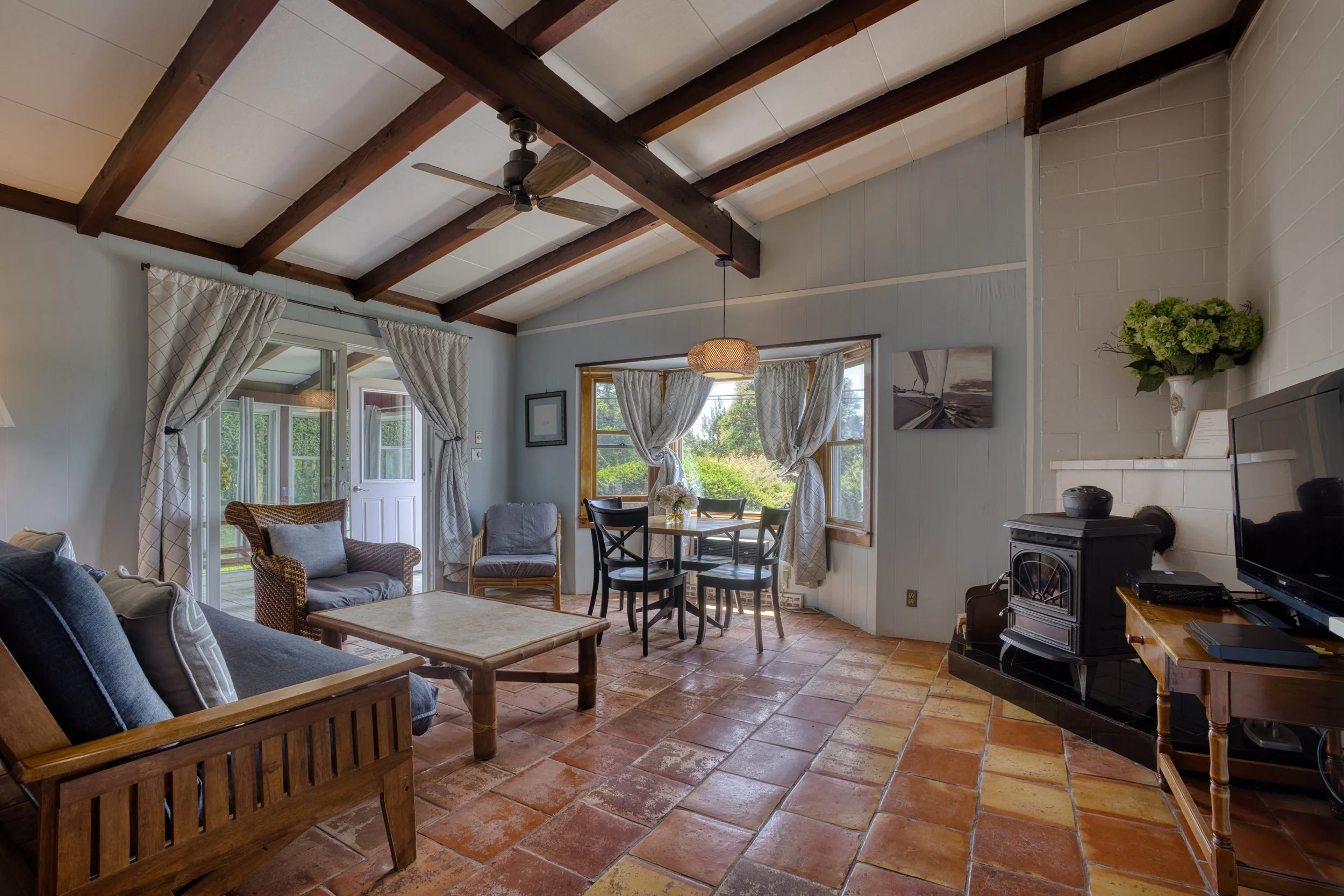 C5 - Living room 1.jpg