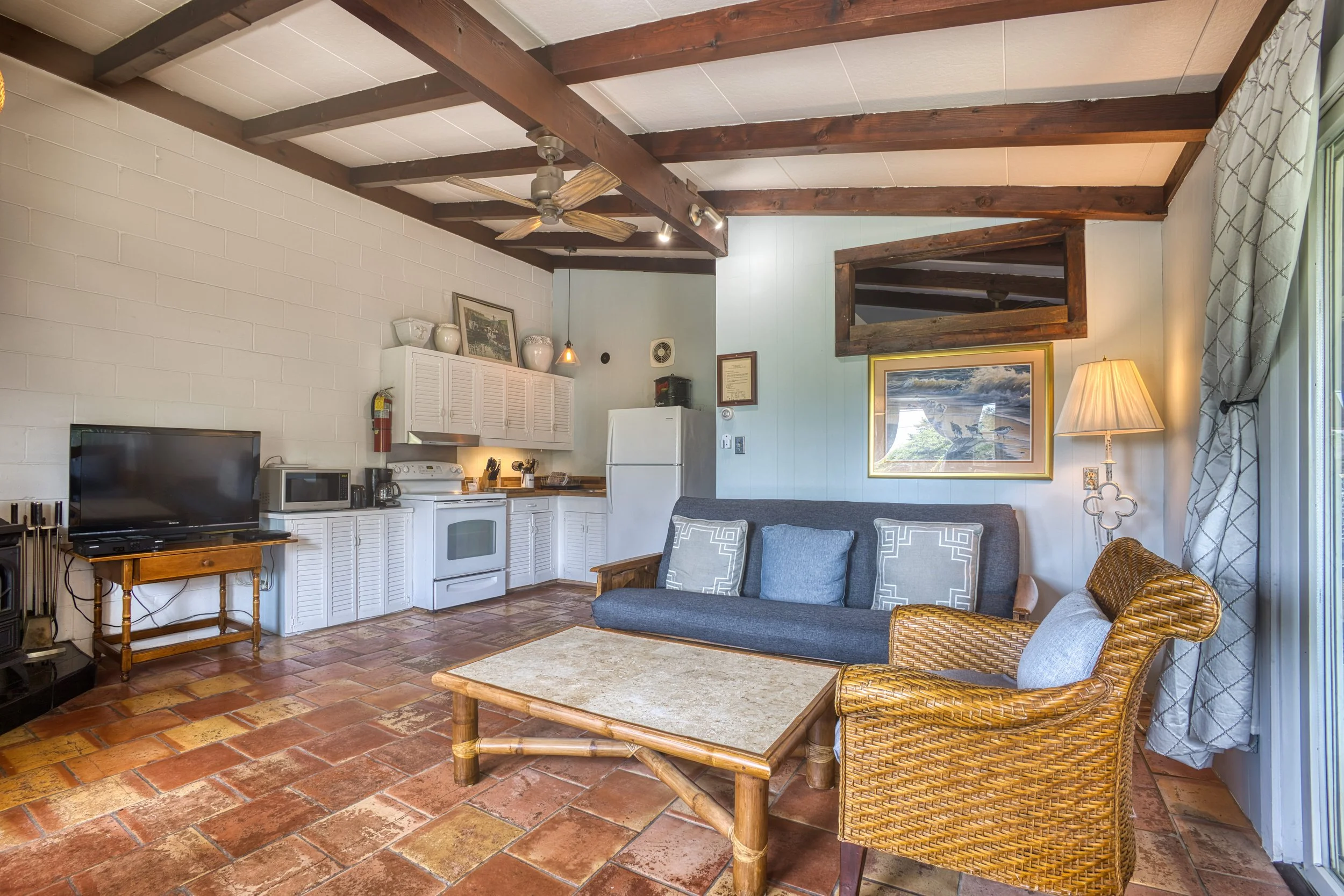 C5 - Living room 2.jpg