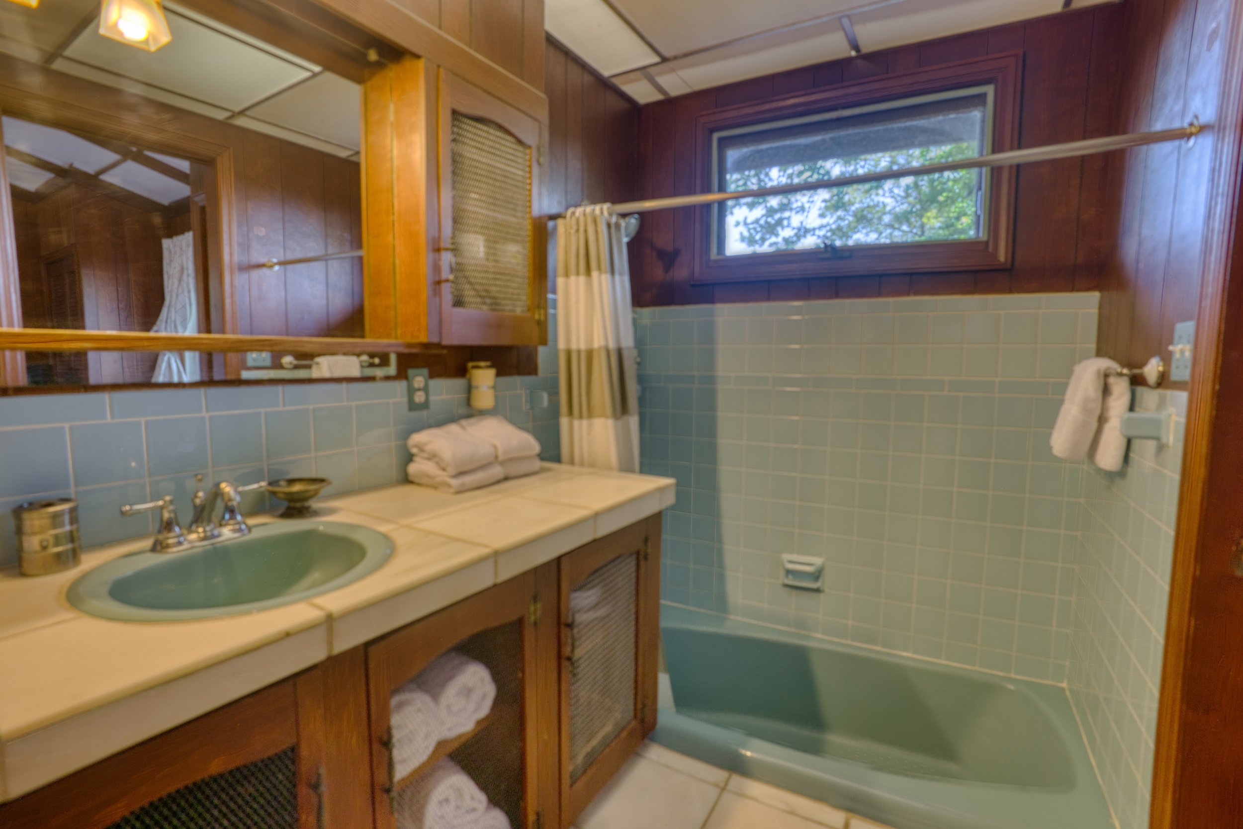 C6 - Bathroom.jpeg