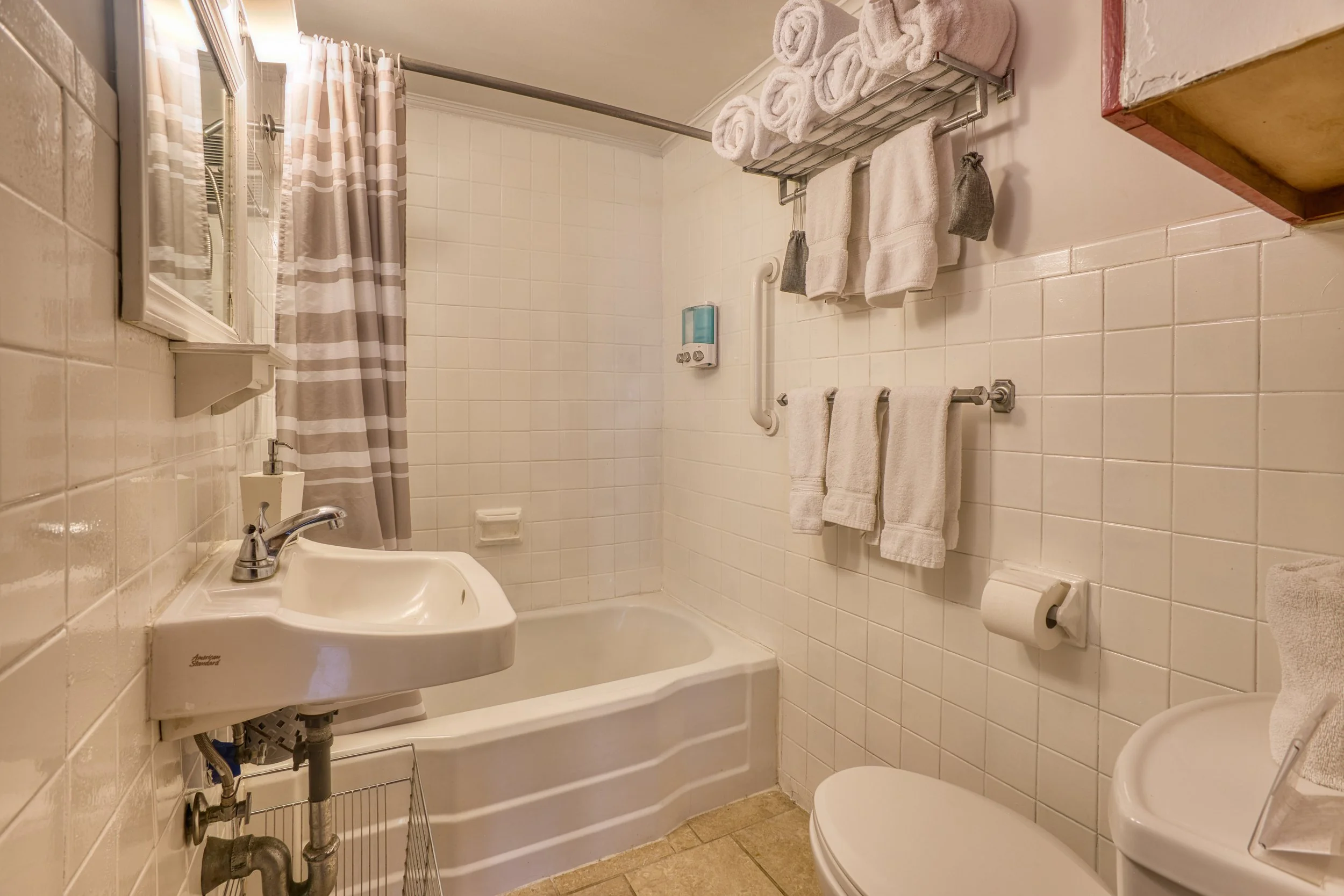 C4 - Bathroom 2.jpeg