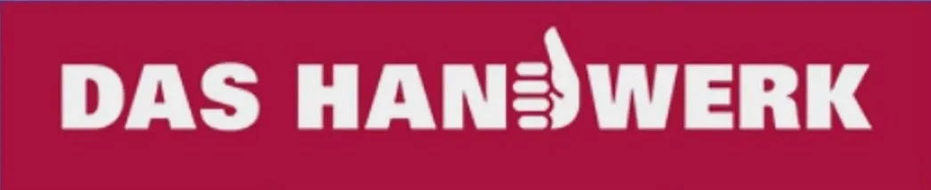 Logo mit rotem Hintergrund und weißen Buchstaben, das den Schriftzug "DAS HANDWERK" zeigt, mit einem Emblem einer Hand, die einen Daumen hoch zeigt, als Ersatz für das Wort "und".