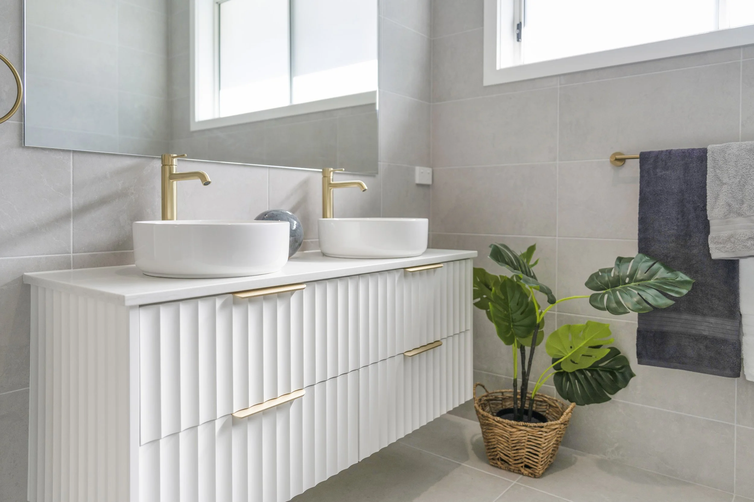 Modern bathroom in Newcastle custom built by SWW BUILDING GROUP