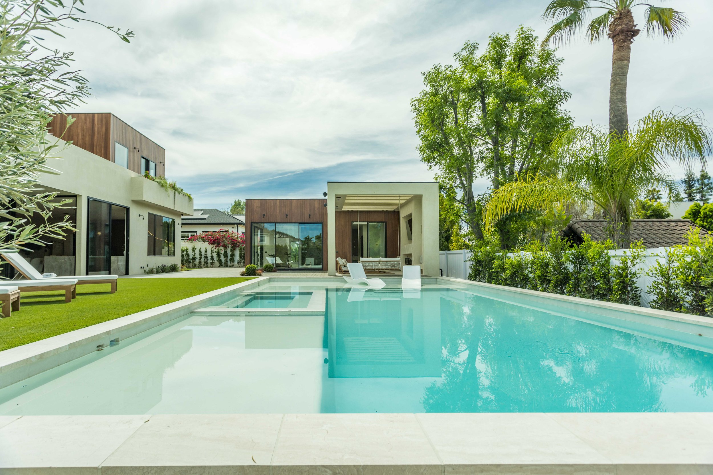 encino-modern-home-pool-spa-daylight-architectural-photography.jpg