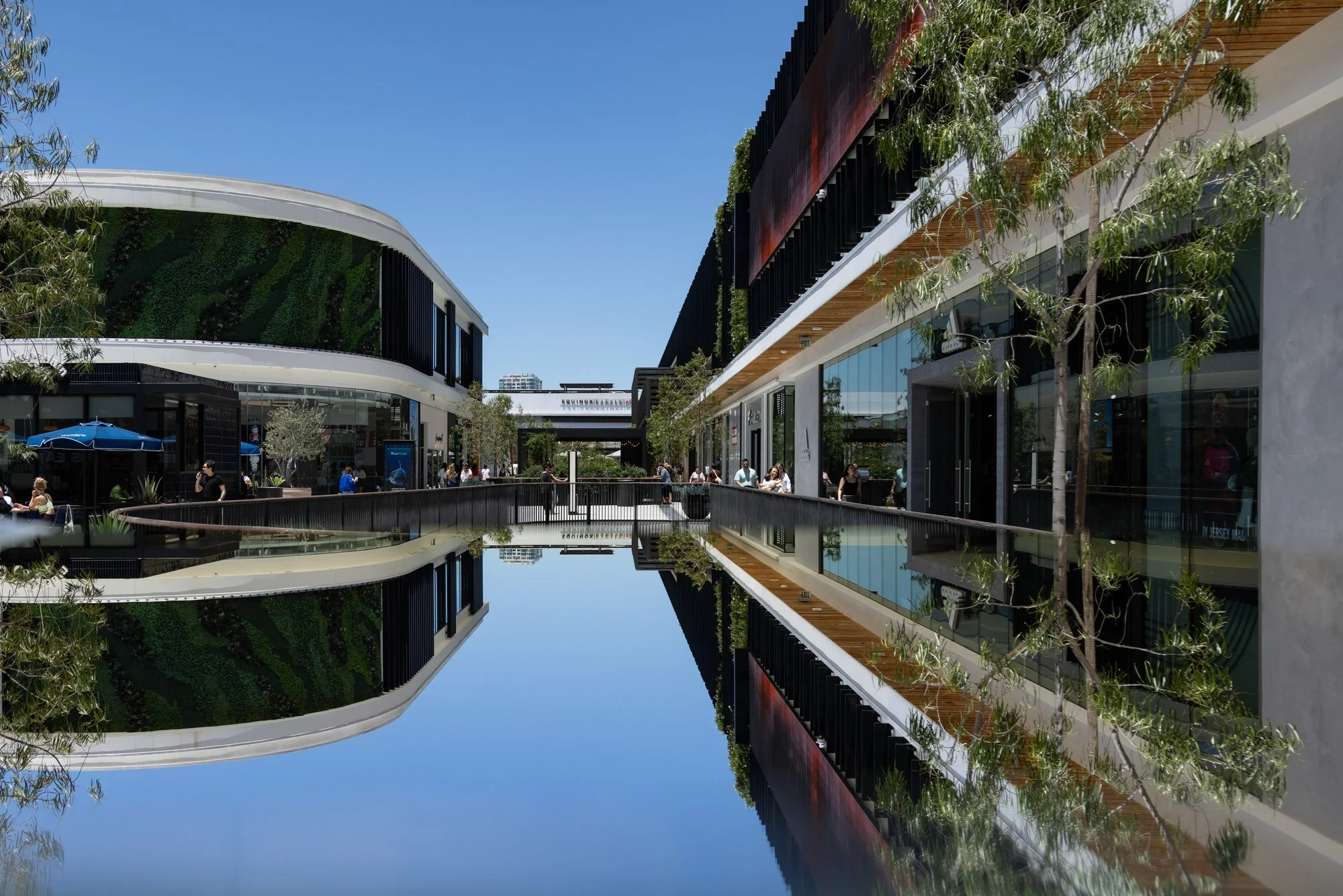 09-mirrored-mall-plaza-reflective-pool-westfield-century-city-los-angeles-linda-kasian.jpg