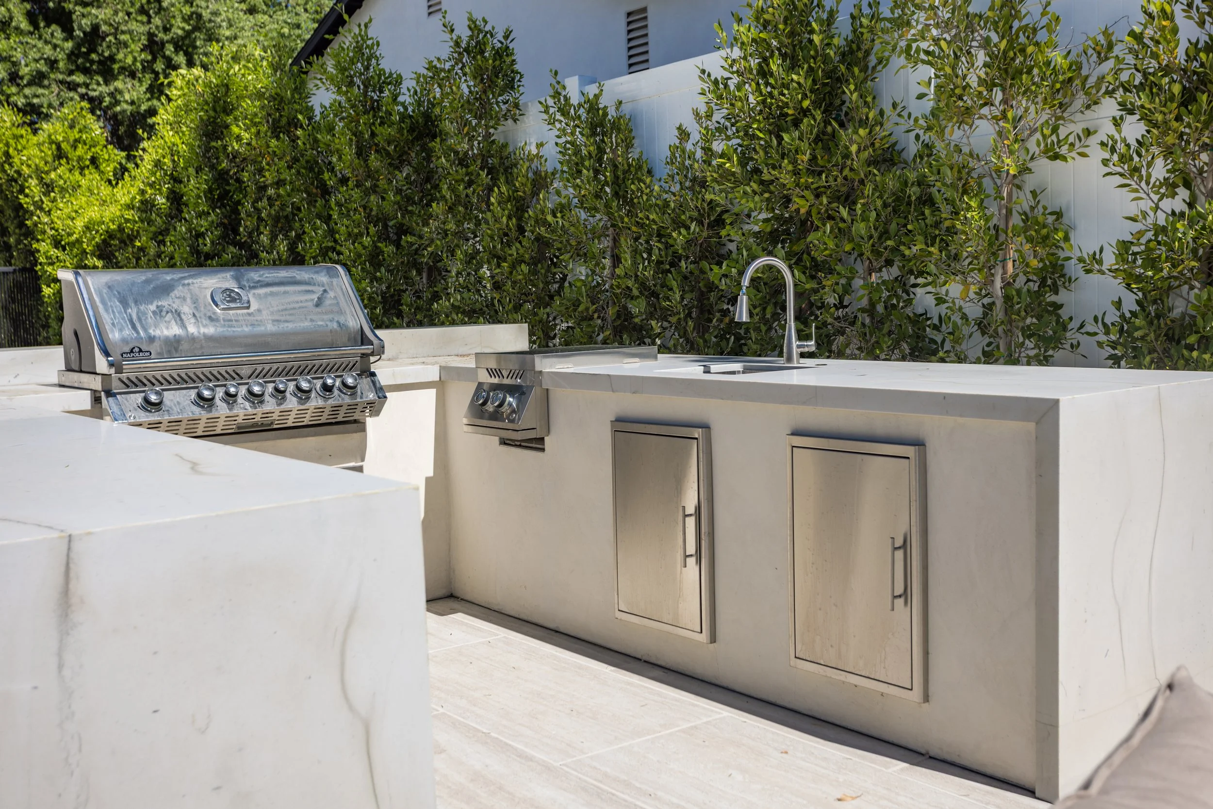woodland-hills-luxury-home-outdoor-kitchen-bbq.jpg