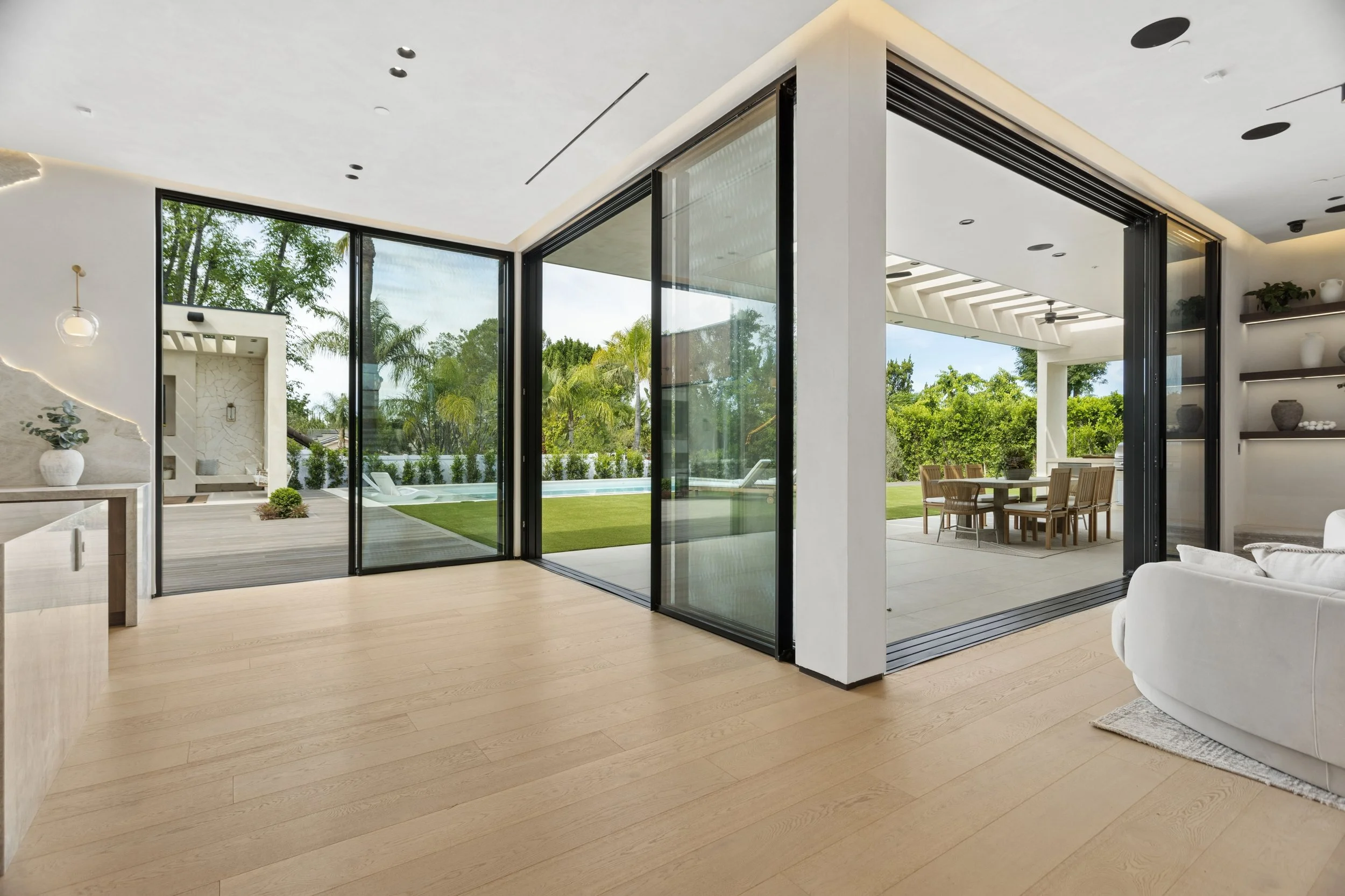 encino-modern-home-corner-sliding-doors-indoor-outdoor.jpg
