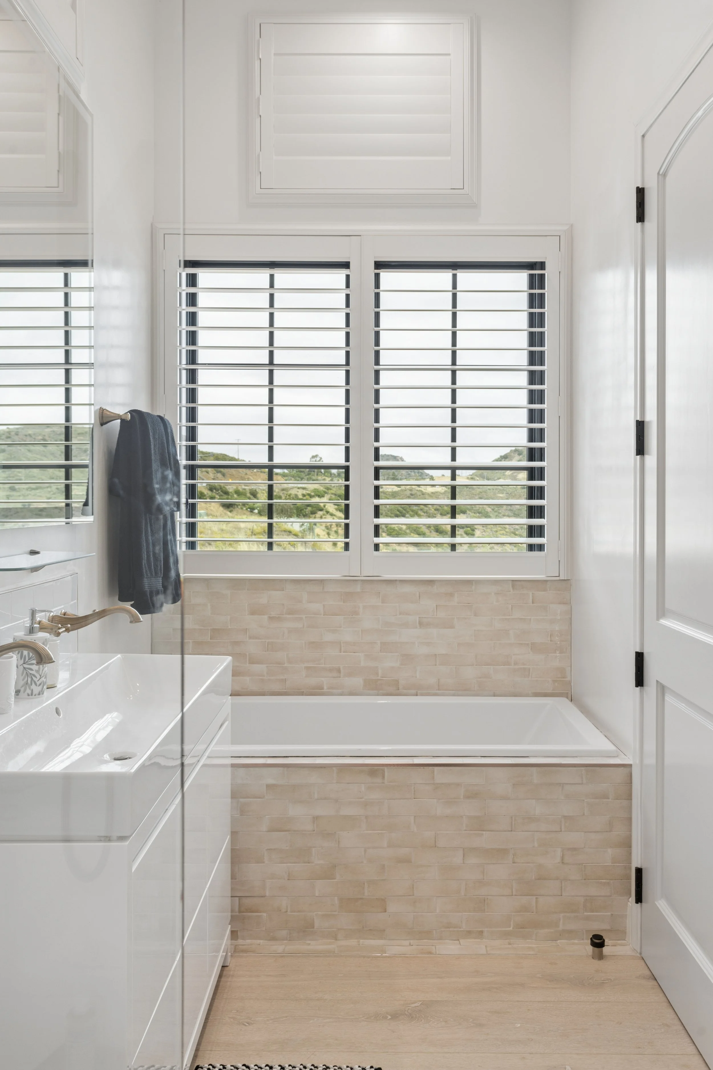 malibu-luxury-bathroom-soaking-tub-canyon-view.jpg
