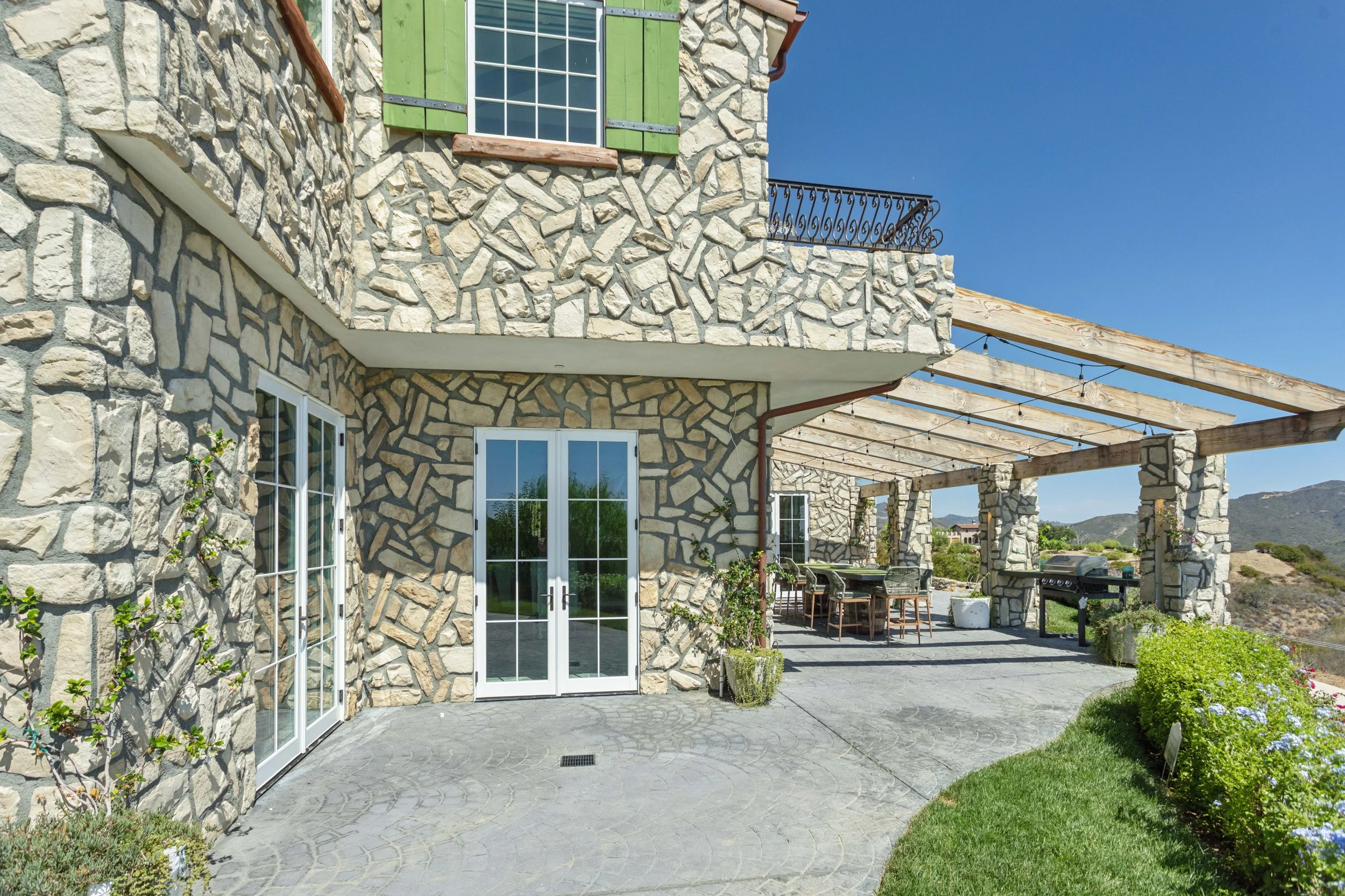 malibu-mediterranean-villa-loggia-courtyard-dining.jpg