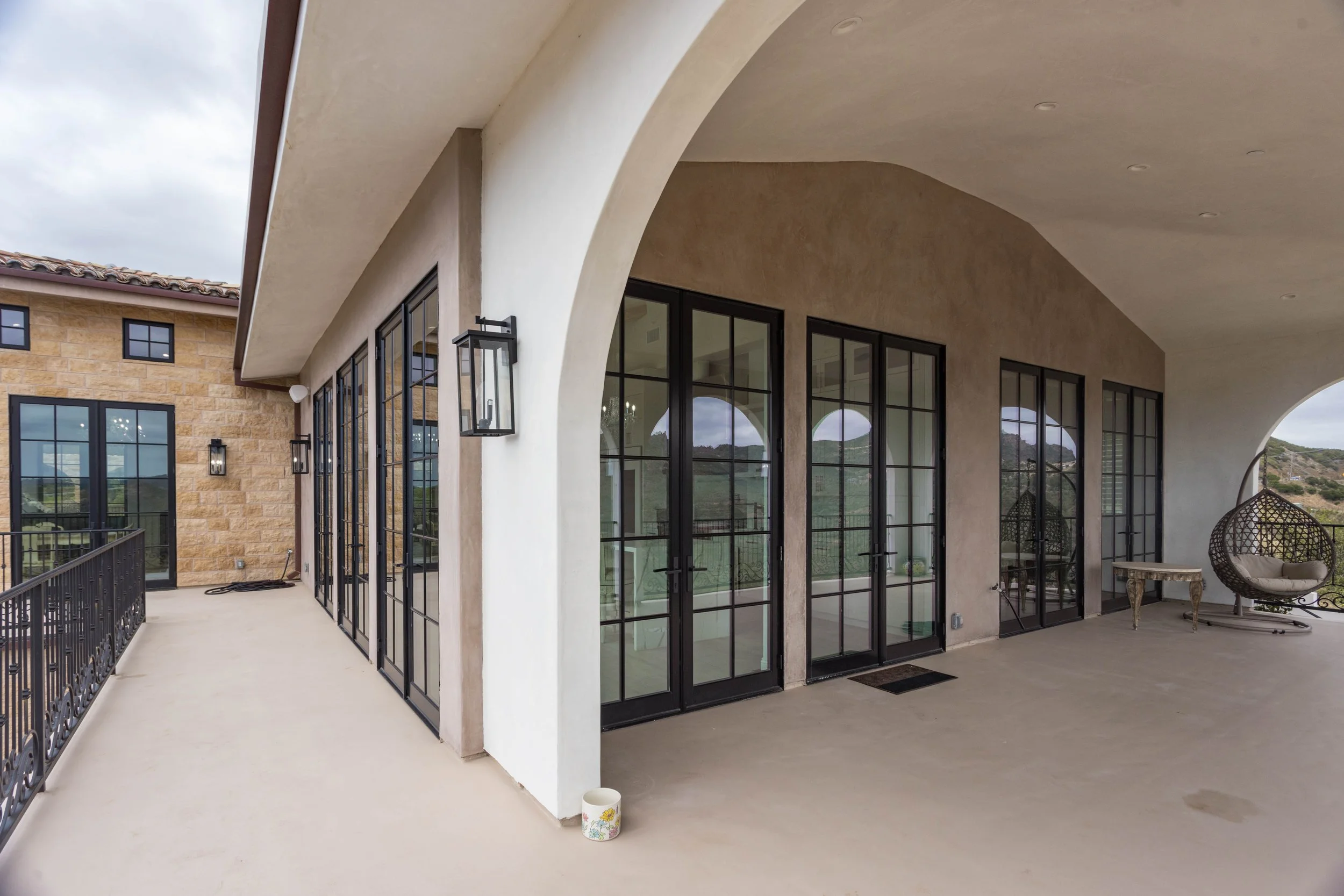 malibu-luxury-home-covered-loggia-arched-ceiling.jpg
