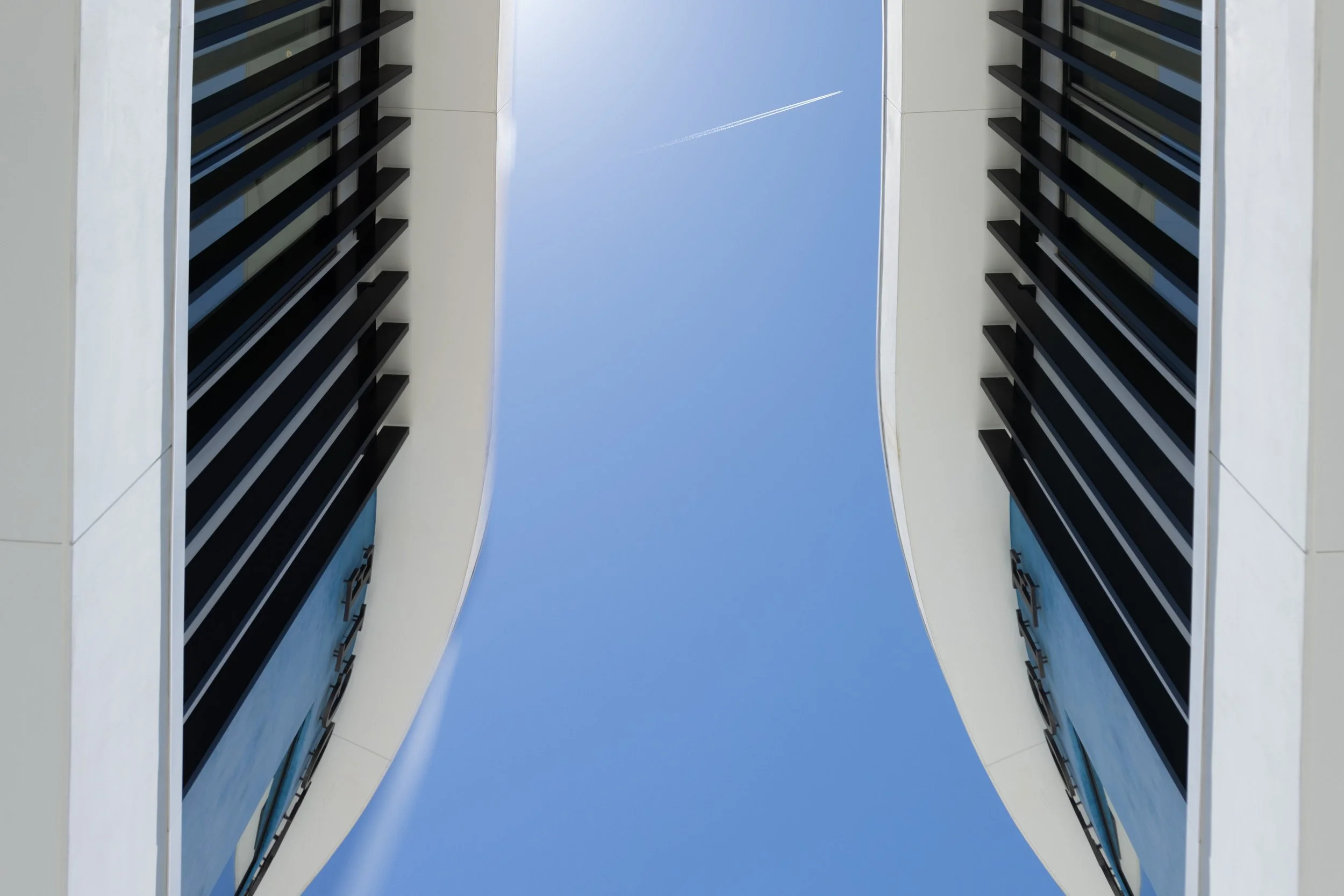 07-mirrored-curving-balconies-sky-vessel-century-city-los-angeles-linda-kasian.jpg