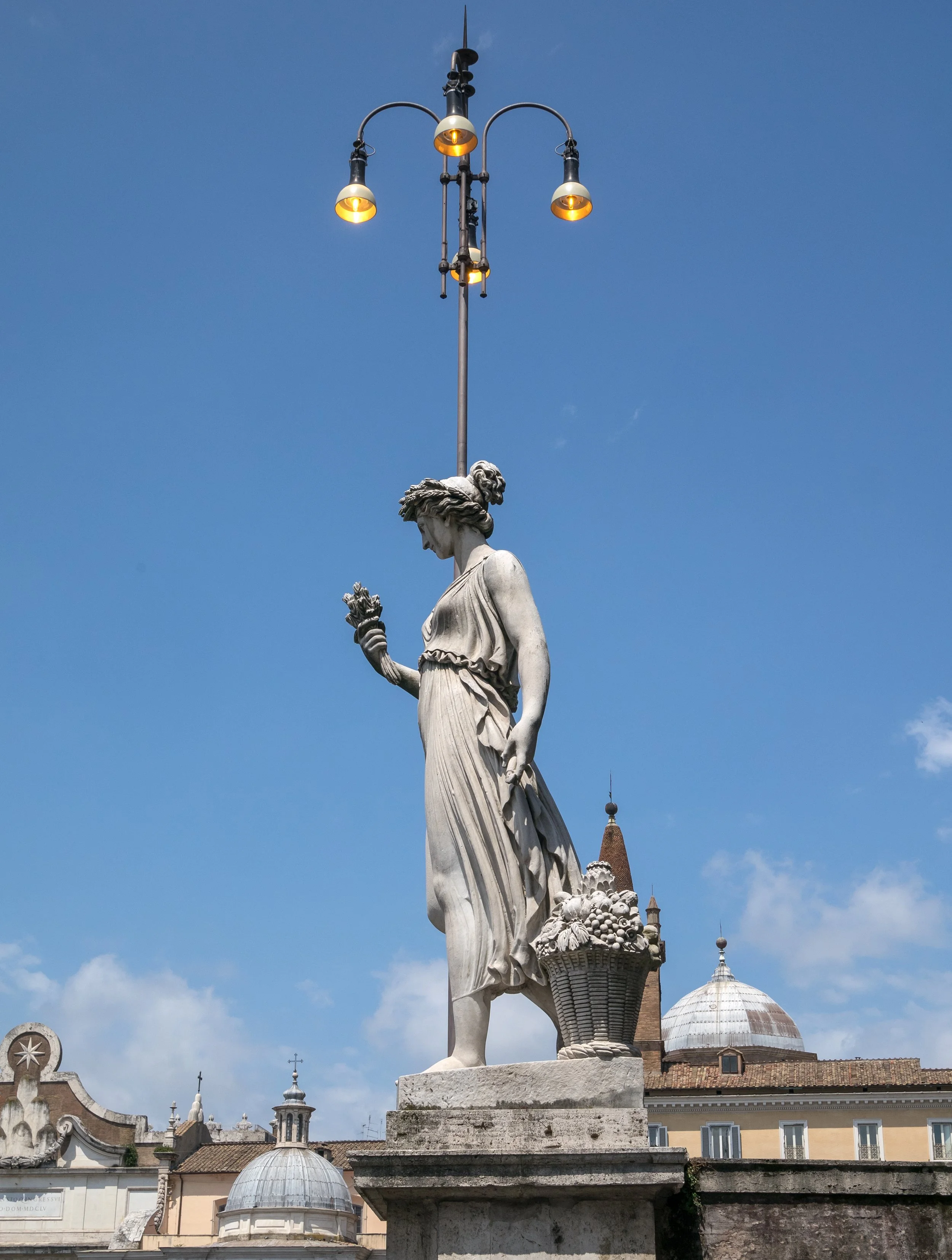 Piazza del Popolo, Virgin statue