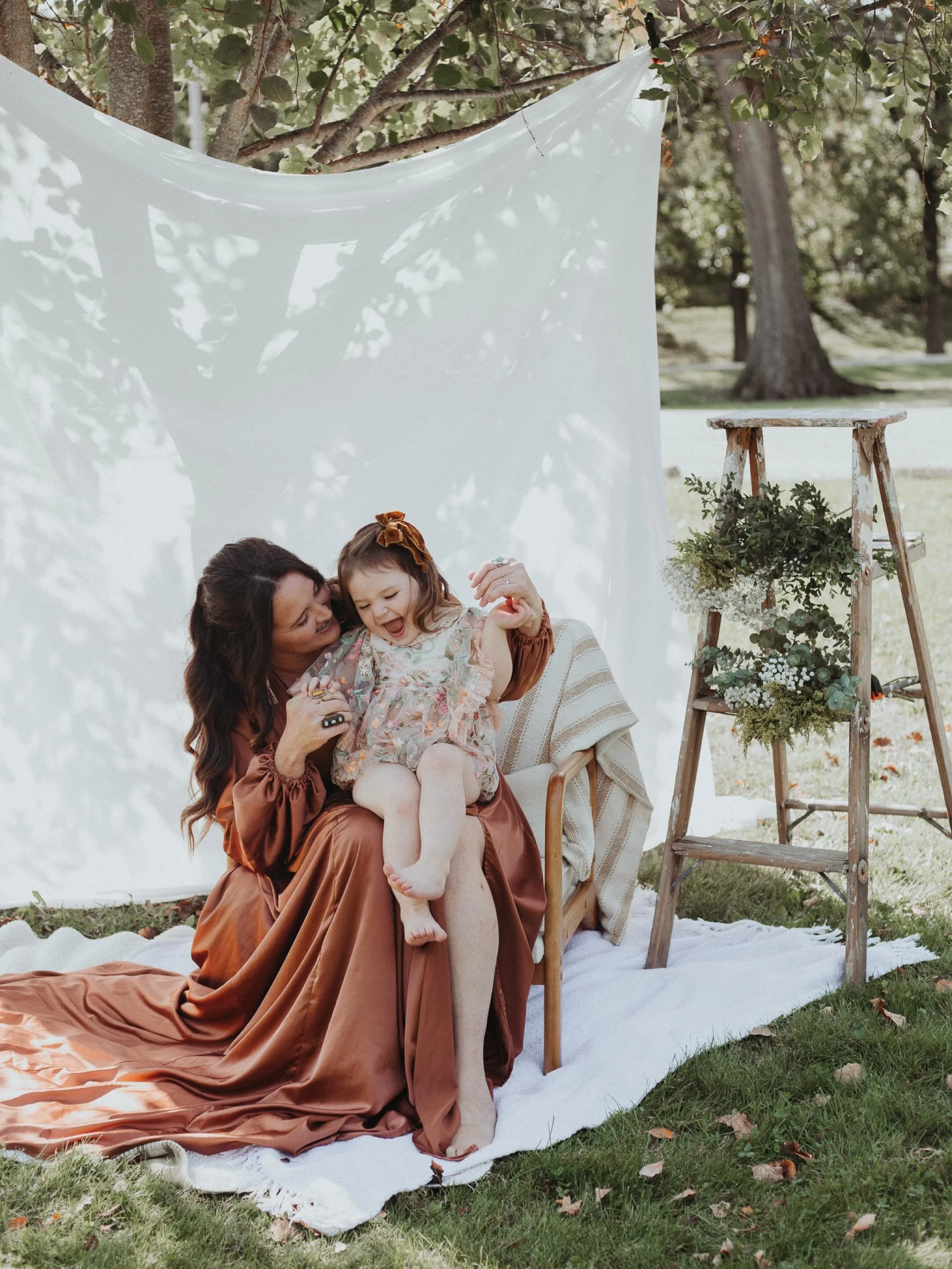 Yes thank you for asking - my friend Natalie IS beautiful. Like are you joking me right now? 😍 This mother daughter photoshoot is one of my favorites. 

#centralilphotographer #monmyandme #motherdaughter #whitesheetsession #outdoorfamilyphotos