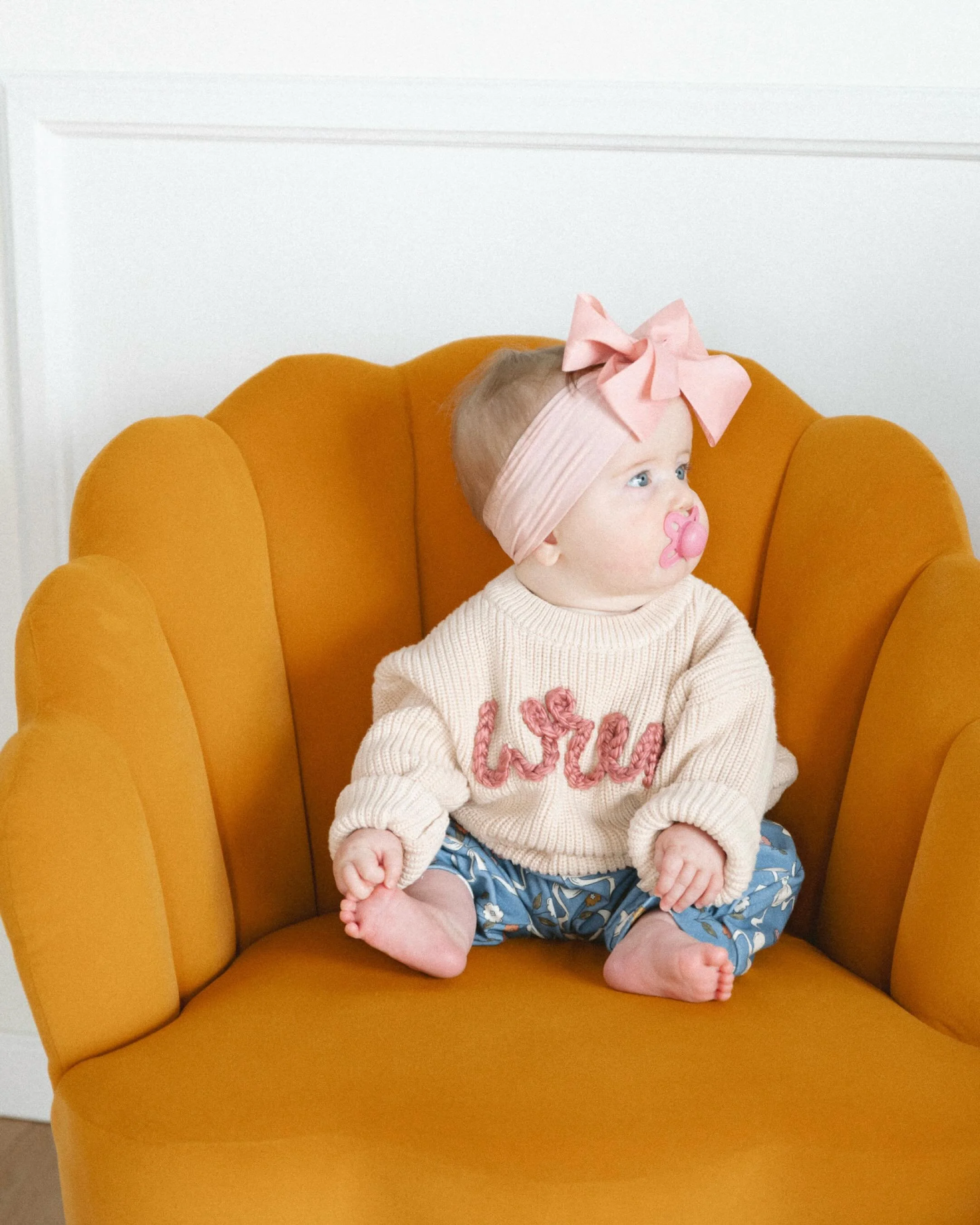 Respectfully, I would die for Wren&rsquo;s tiny toes and oversized bow. Truly. 

#centralillinoisphotographer #studiophotographer #familysession #studiofamilysession #wren