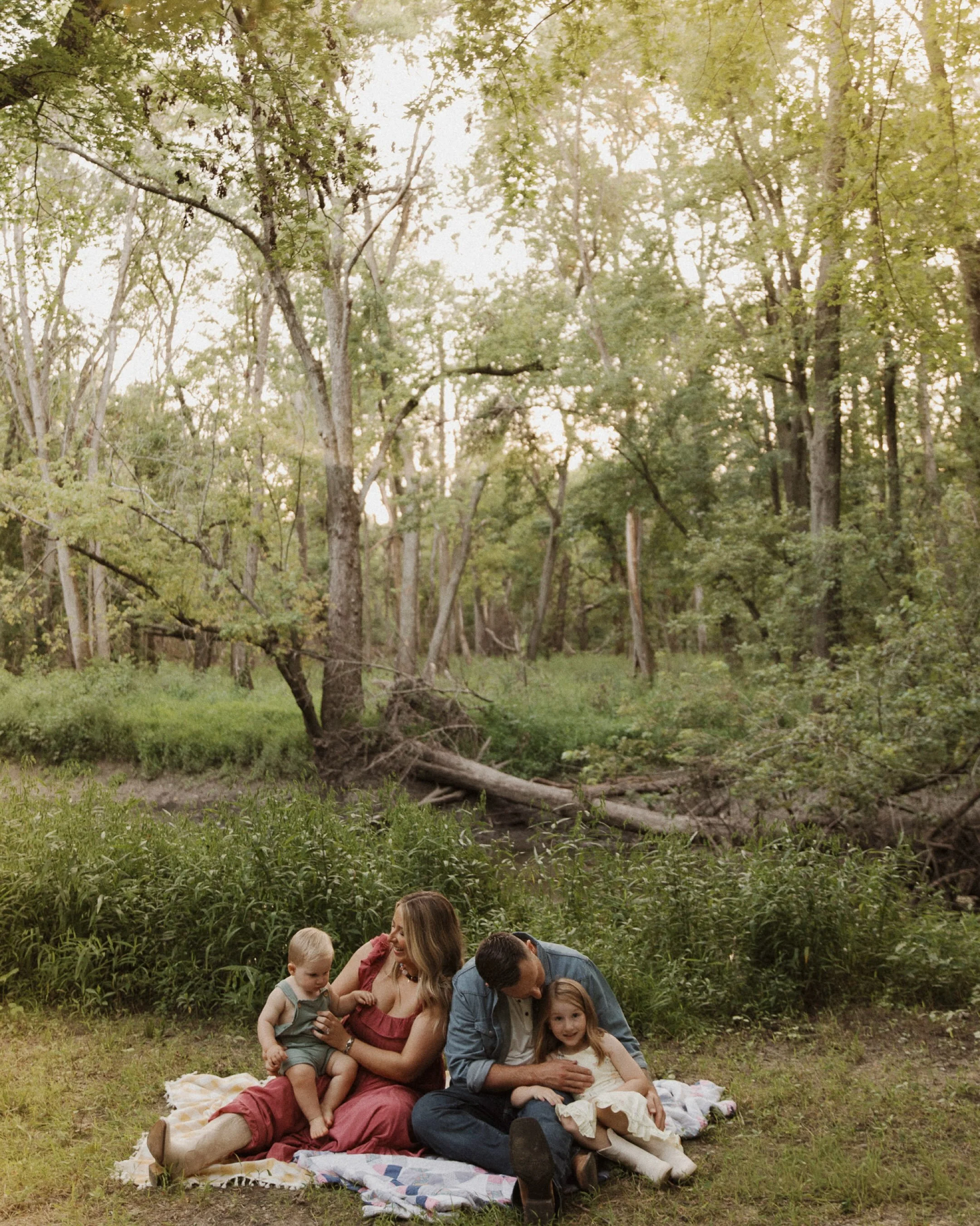 The Christian Family was a hoot and a holler. It was such a blast to roam around their property and share in their little boys 1st birthday. 💫 A little sneak peeky if you will. 

#illinoisphotographer #familyphotos #farmphotoshoot #illinoisfamilypho