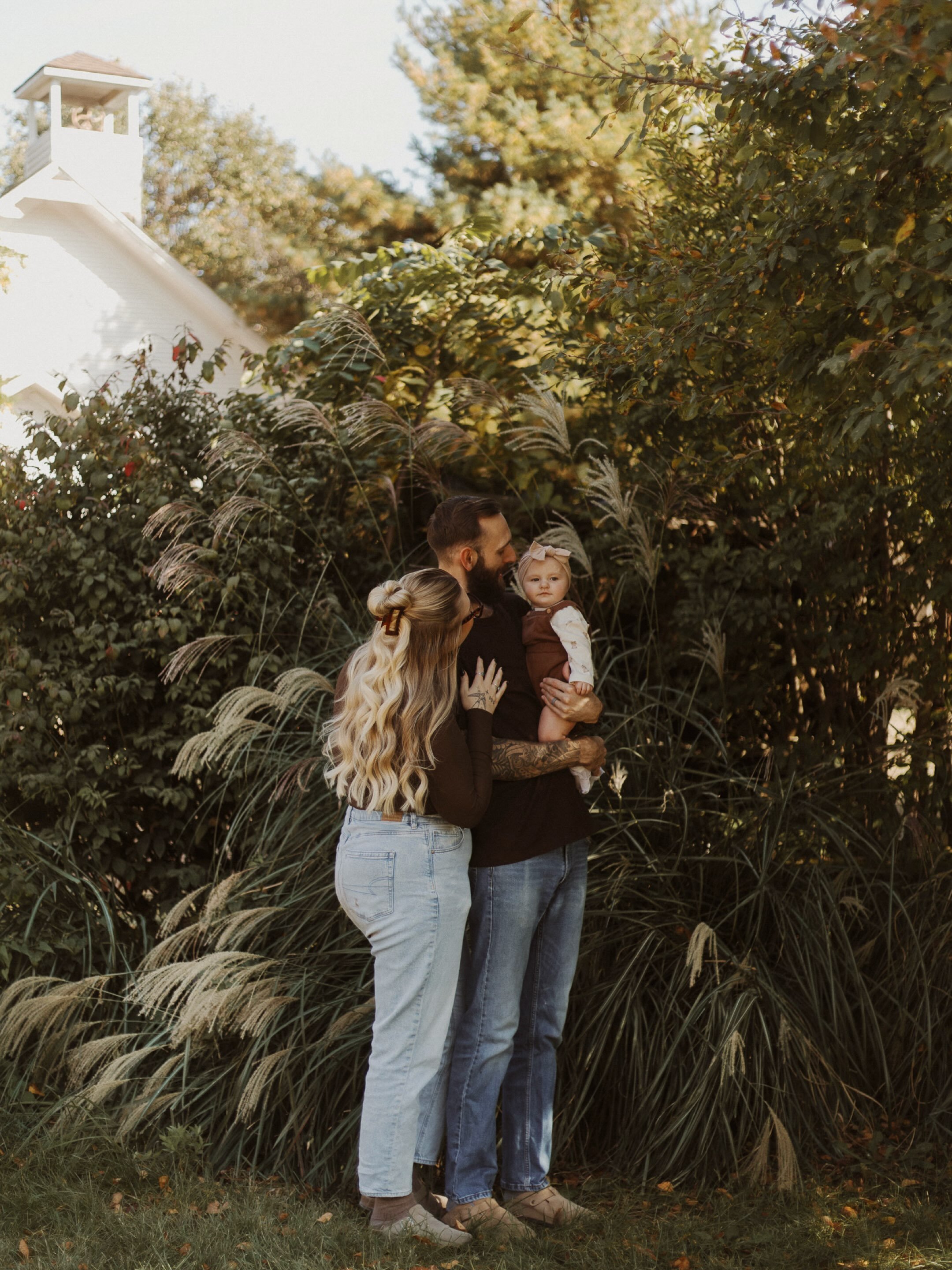 This way to the patch&hellip;🎃 

I love going to the pumpkin patch every year during fall, and it&rsquo;s so exciting to see all the colors and animals through a little kiddos eyes. It was such a joy witnessing that with this cutie little family. Th