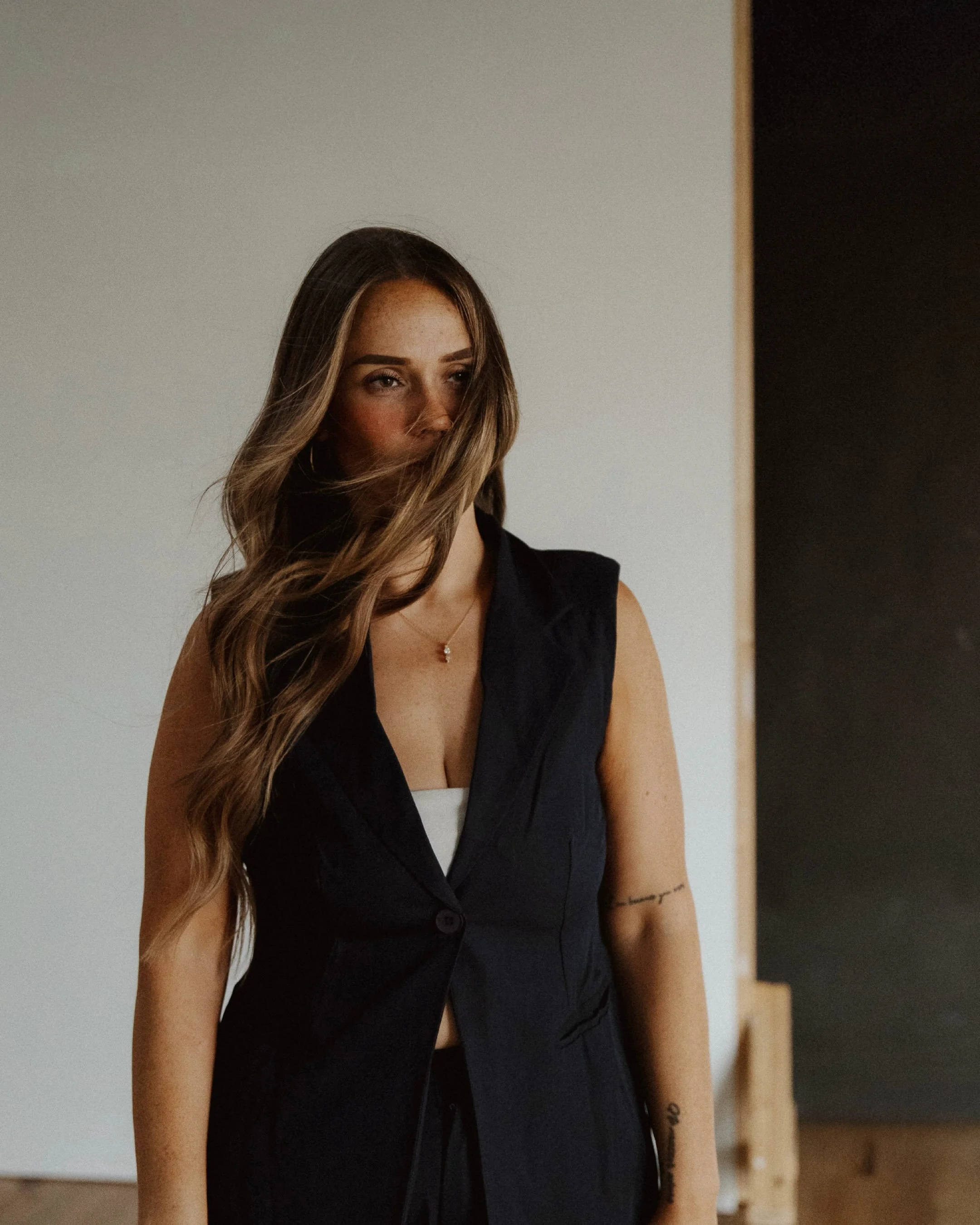 Yeah, this one definitely SLAPPED.

I knew going into this one that I wanted something elevated and chic, BUT with just enough imperfection to keep it interesting and not sterile. 

Sooooooo we left the unfinished edge of the backdrop wall in the fra