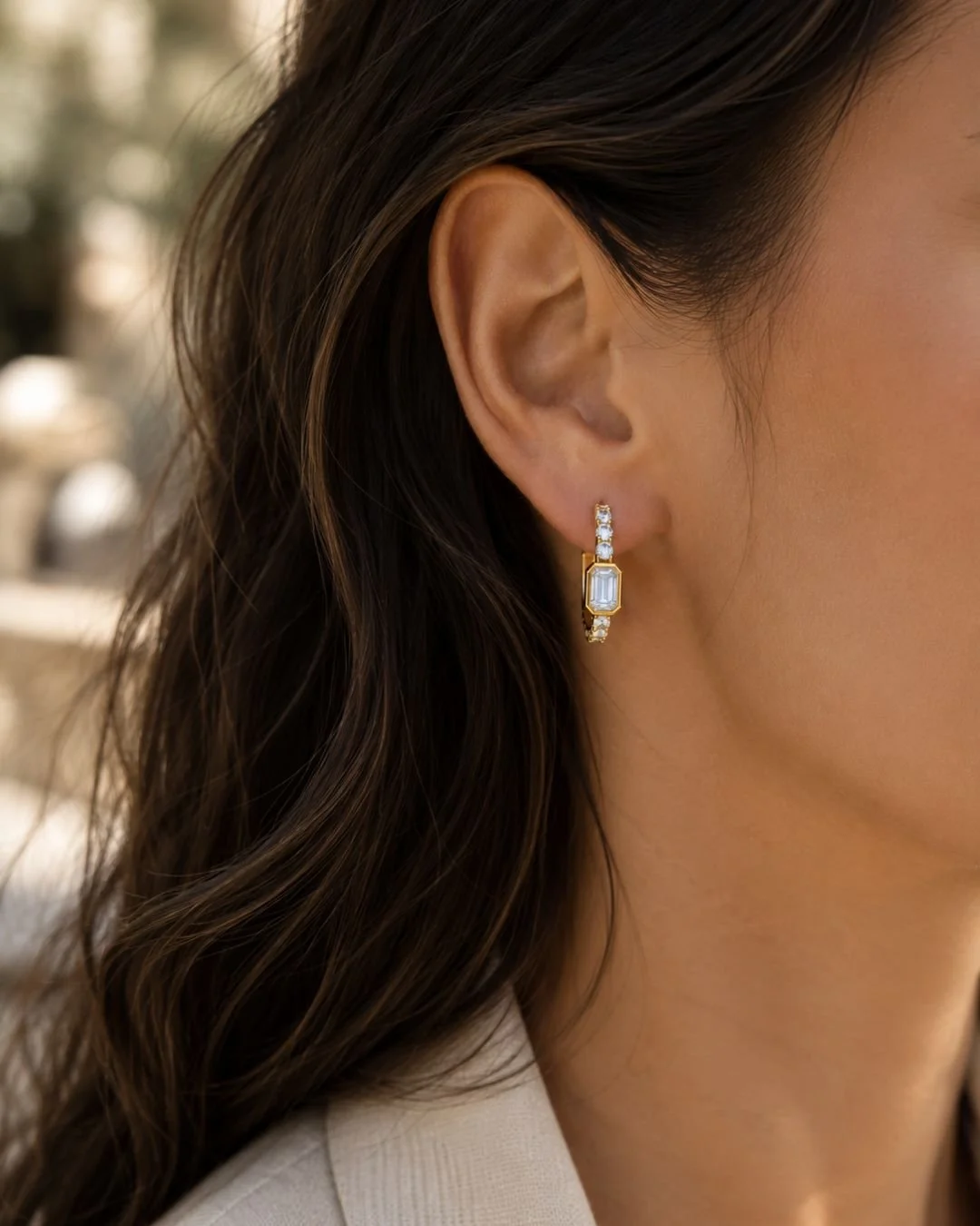 The kind of earrings that make you stand a little taller.

Not because they're loud.

Because they're beautifully made.

18K yellow gold, emerald-cut diamonds and a silhouette designed to feel effortless from day to night.

#TheSocietyHK #QuietLuxury