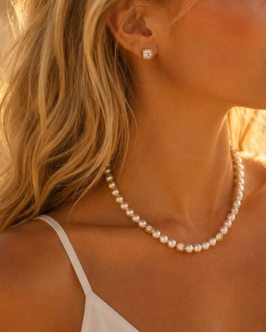 The Cushion Bezel Studs paired with our pearl necklace featuring diamonds set in 18K gold bezels.
A different take on matching jewellery.

#TheSocietyHK #CushionBezelStuds #PearlNecklace #ModernPearls #FineJewellery #QuietLuxury #18KGoldJewellery #Ev