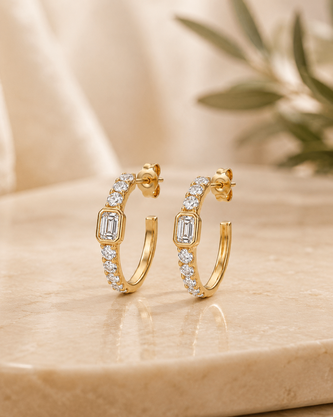 The Emerald Frame Hoops
18K yellow gold
From HK$XX,XXX