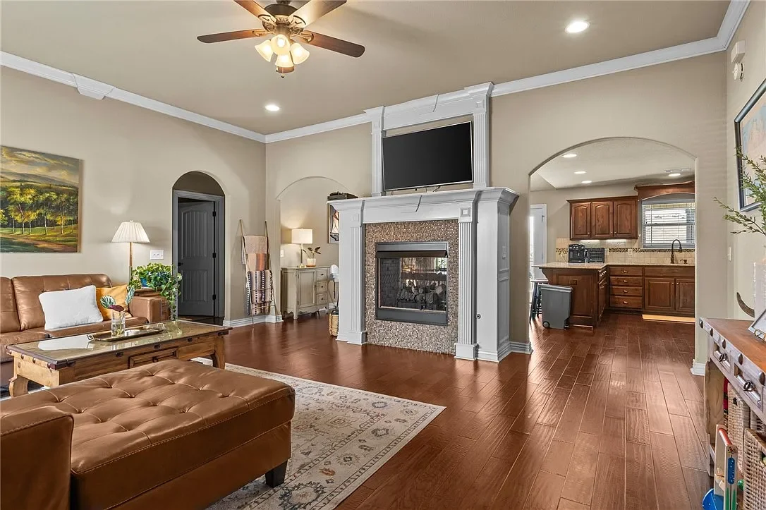 Listing Side
595 STONE ST, CAVE SPRINGS AR
