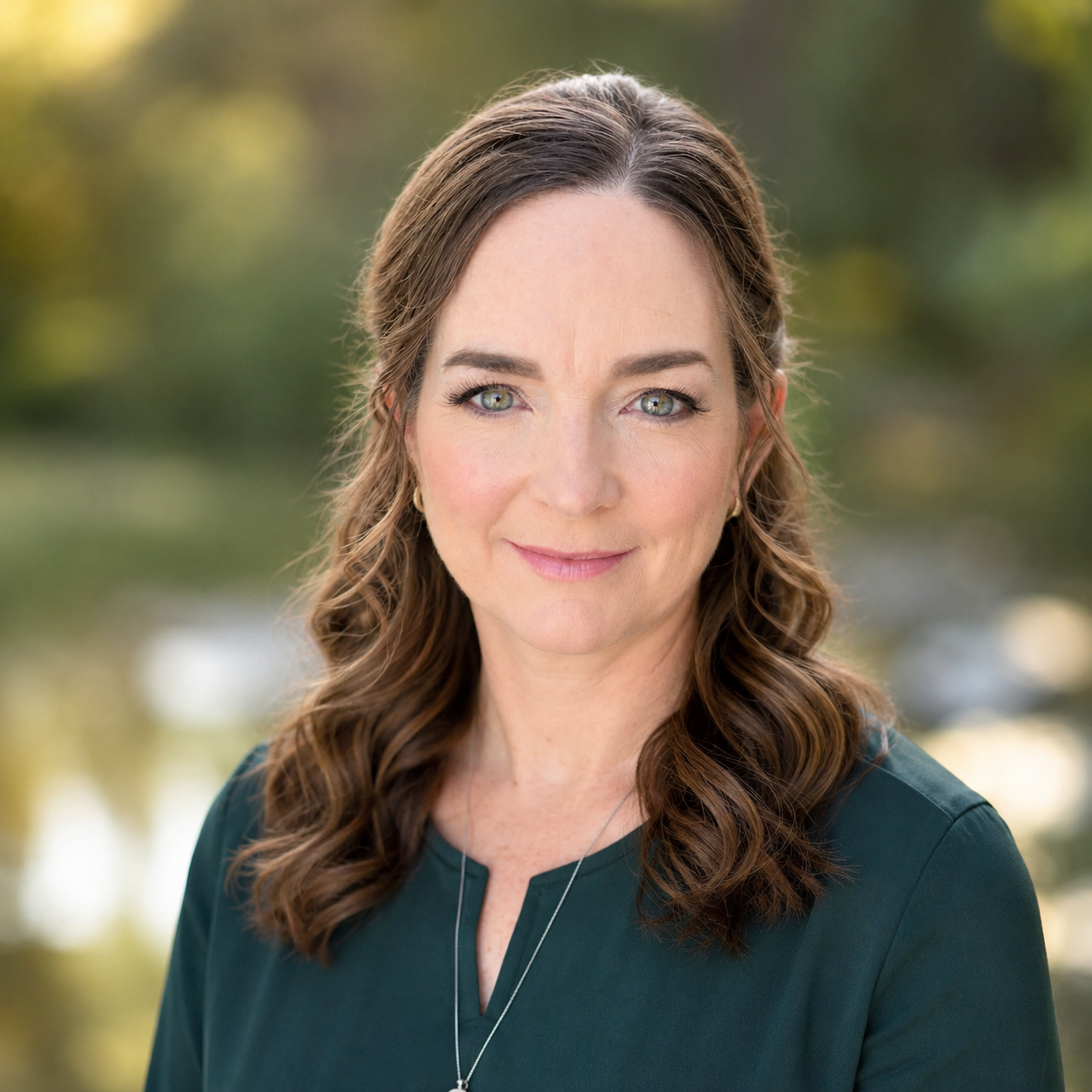 Teresa Robinson, DNP, ARNP, PMHNP-BC outdoors in natural light for Beacon Psychiatry & Wellness in Tri-Cities, Washington