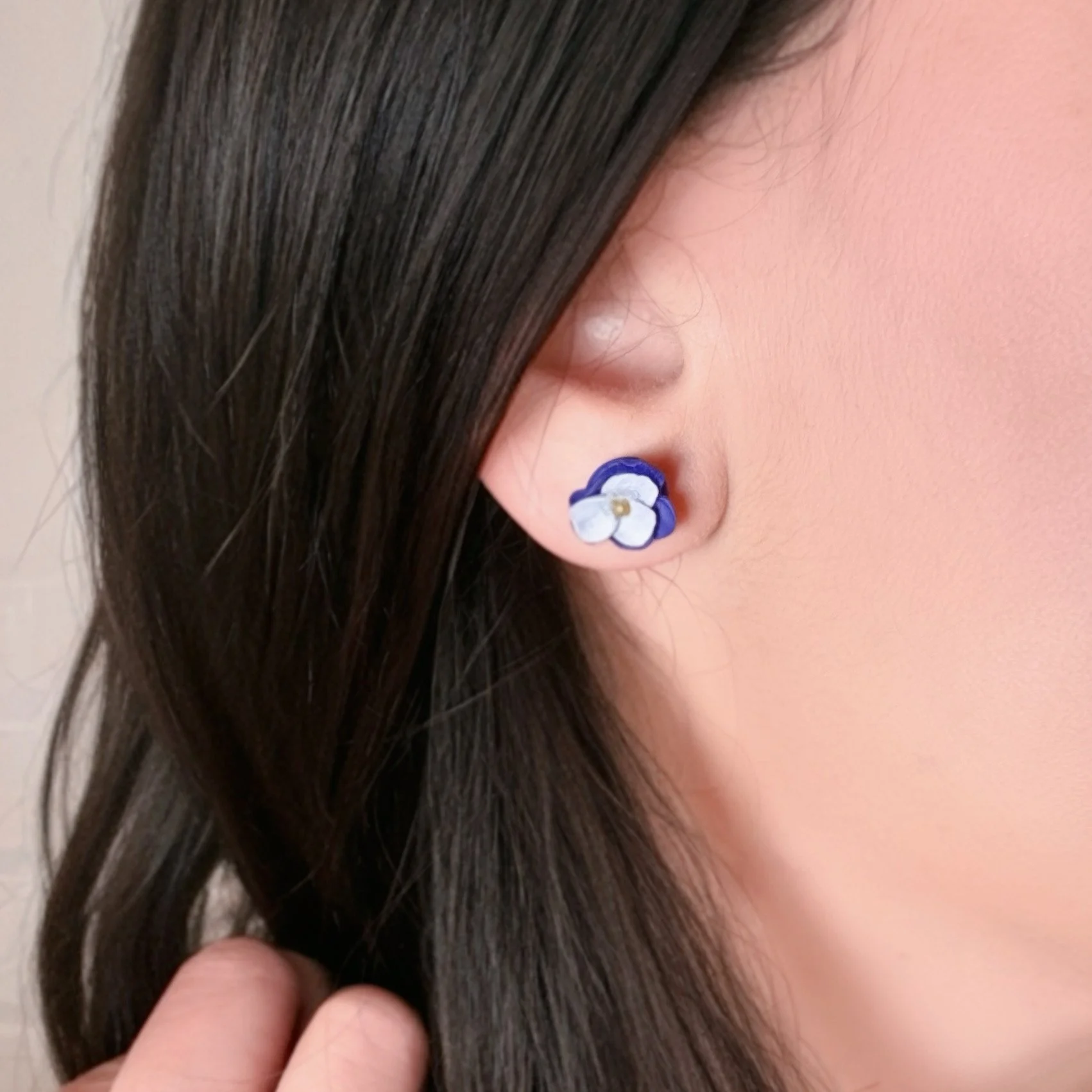 paloma-clay-model-wearing-blue-floral-round-stud-earring.jpeg