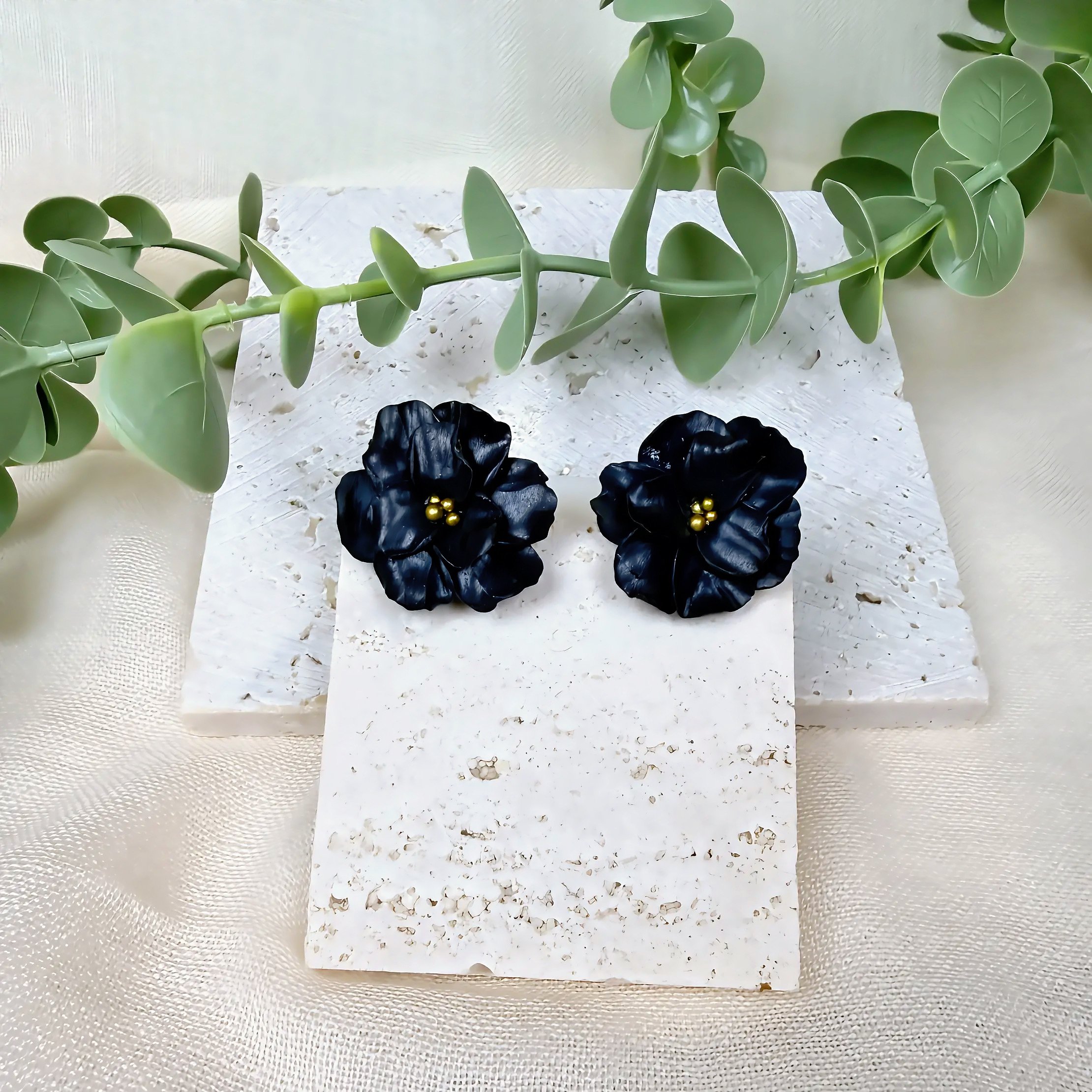 Black_Flower_Paloma_Clay.JPEG