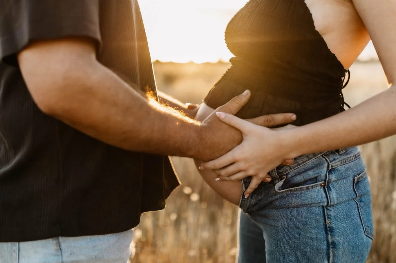 Lillian &amp; Jordan
Just the two of them, soaking in the calm before becoming a family of three 🩵

 #maternityshoot #couple #soontobeparents #bump #babyboy glowingmumma prouddad family sunset emerald cqphotographer